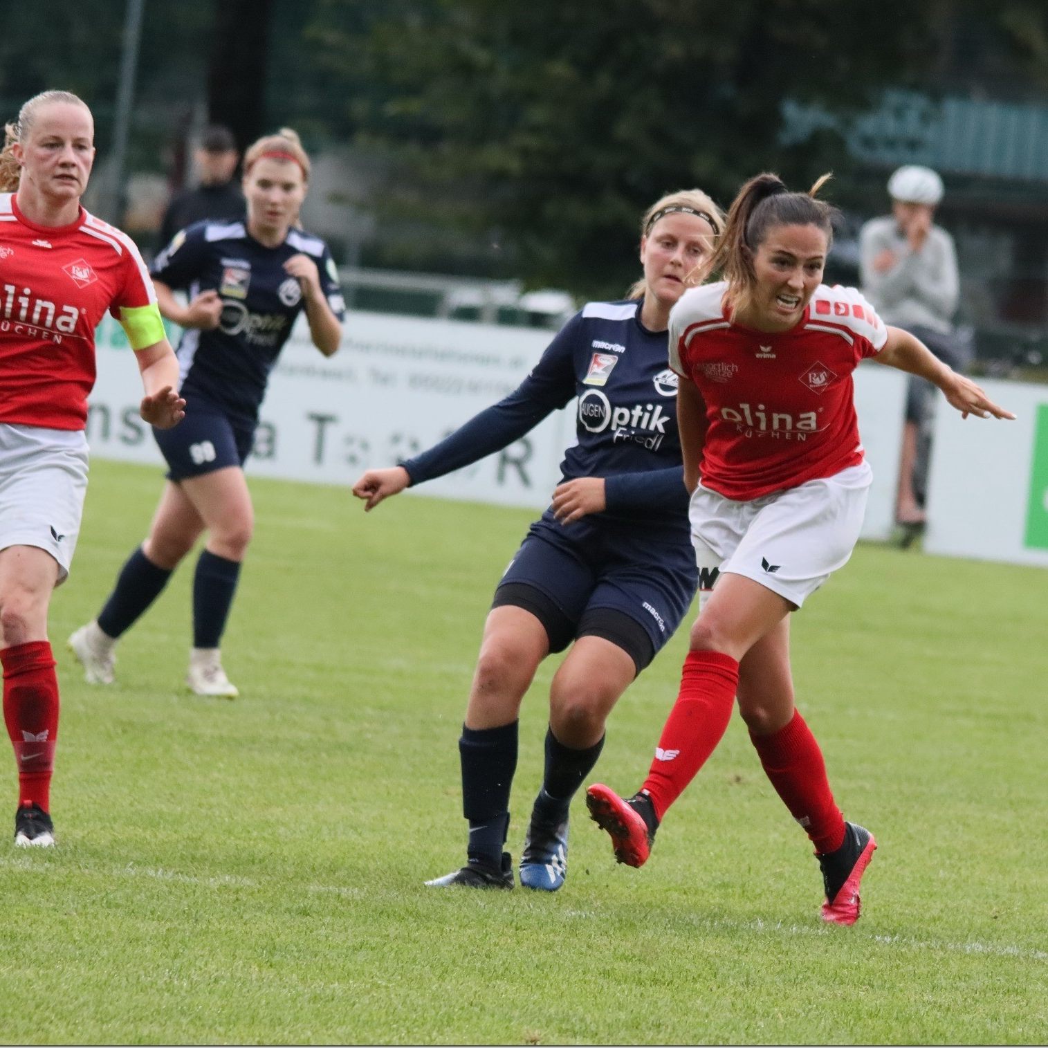 Nicole Lüchinger im Zweikampf mit einer Spielerin von Horn.