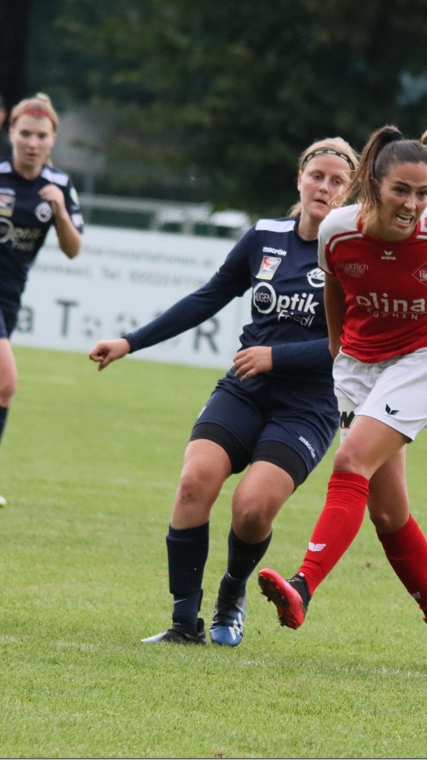 Nicole Lüchinger im Zweikampf mit einer Spielerin von Horn.