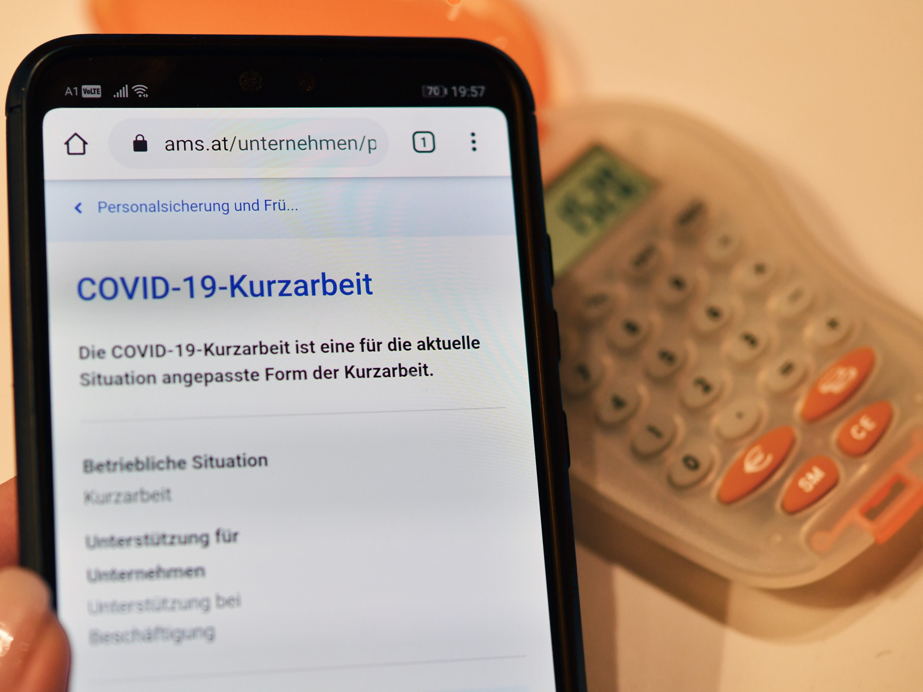 Die NEOS fordern ein Ende der Kurzarbeit. Die NEOS fordern ein Ende der Kurzarbeit.