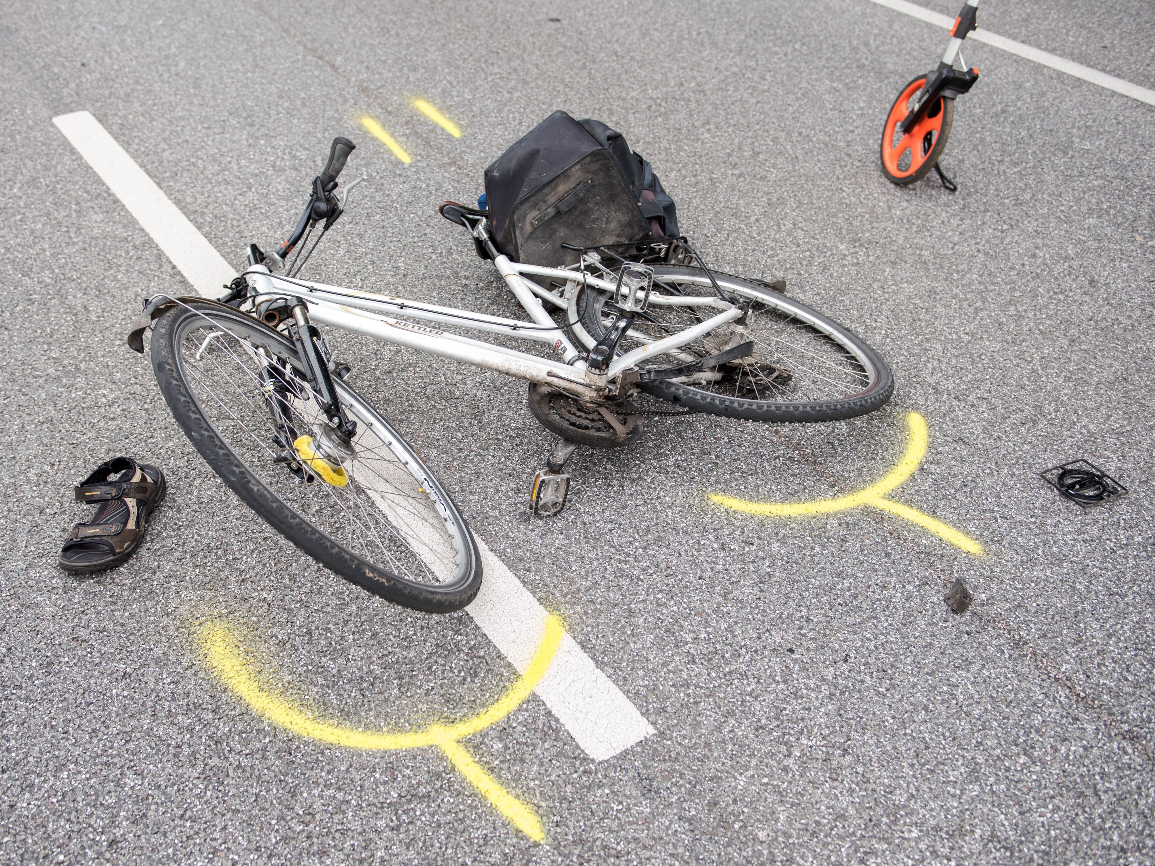 Ein Wiener LKW_Fahrer fuhr am Dienstag bei Stronsdorf (Bezirk Mistelbach) in einen Radfahrer. Letzterer starb bei dem Unfall.
