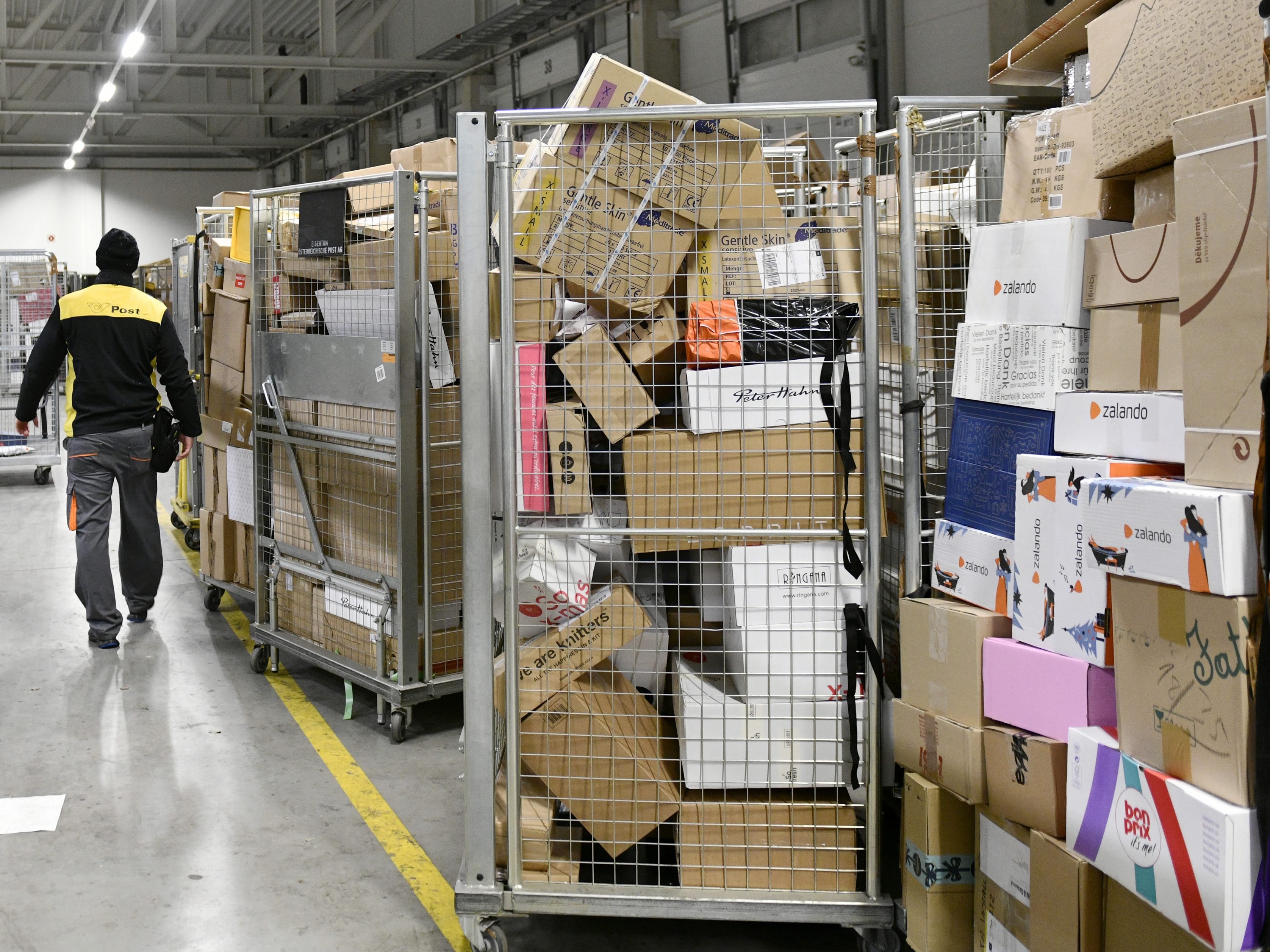 Auch die Post bestätigte eine Halbierung des Paketaufkommens aus Drittstaaten.