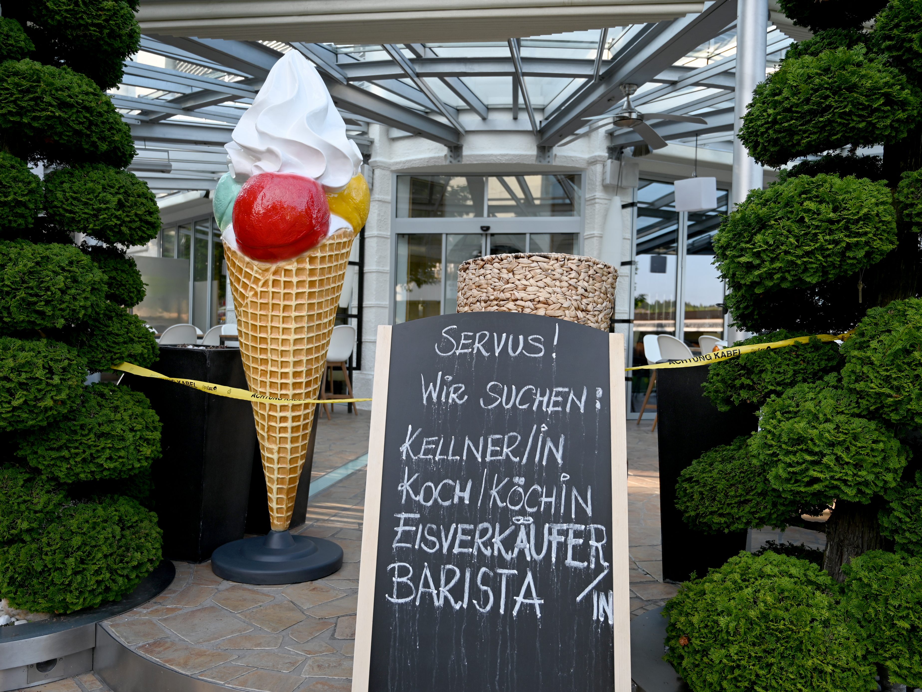 Ende August gab es 18.200 offene Stellen im Handel und 15.300 in Gastronomie und Beherbergung. Ende August gab es 18.200 offene Stellen im Handel und 15.300 in Gastronomie und Beherbergung.