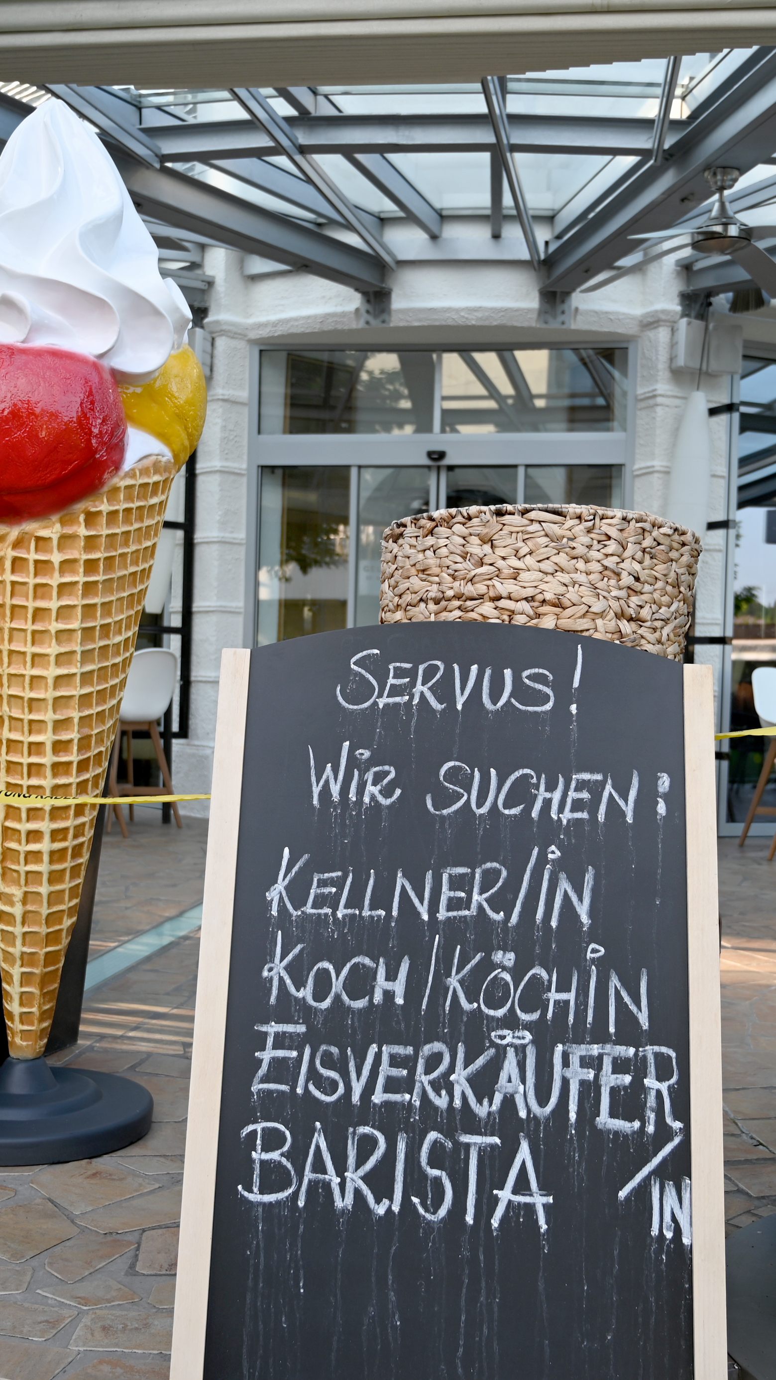 Ende August gab es 18.200 offene Stellen im Handel und 15.300 in Gastronomie und Beherbergung.