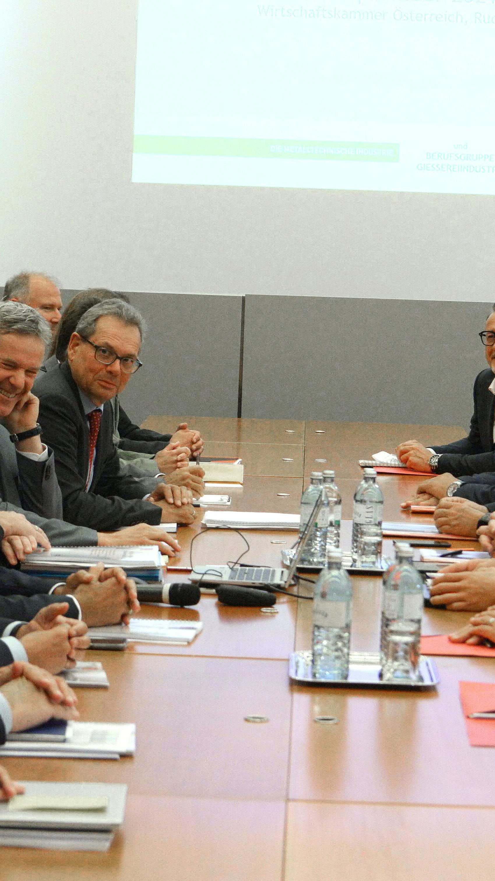 Zum Start der KV-Verhandlungen der Metaller fordern die Arbeitnehmer eine 4,5-prozentige Lohnerhöhung.