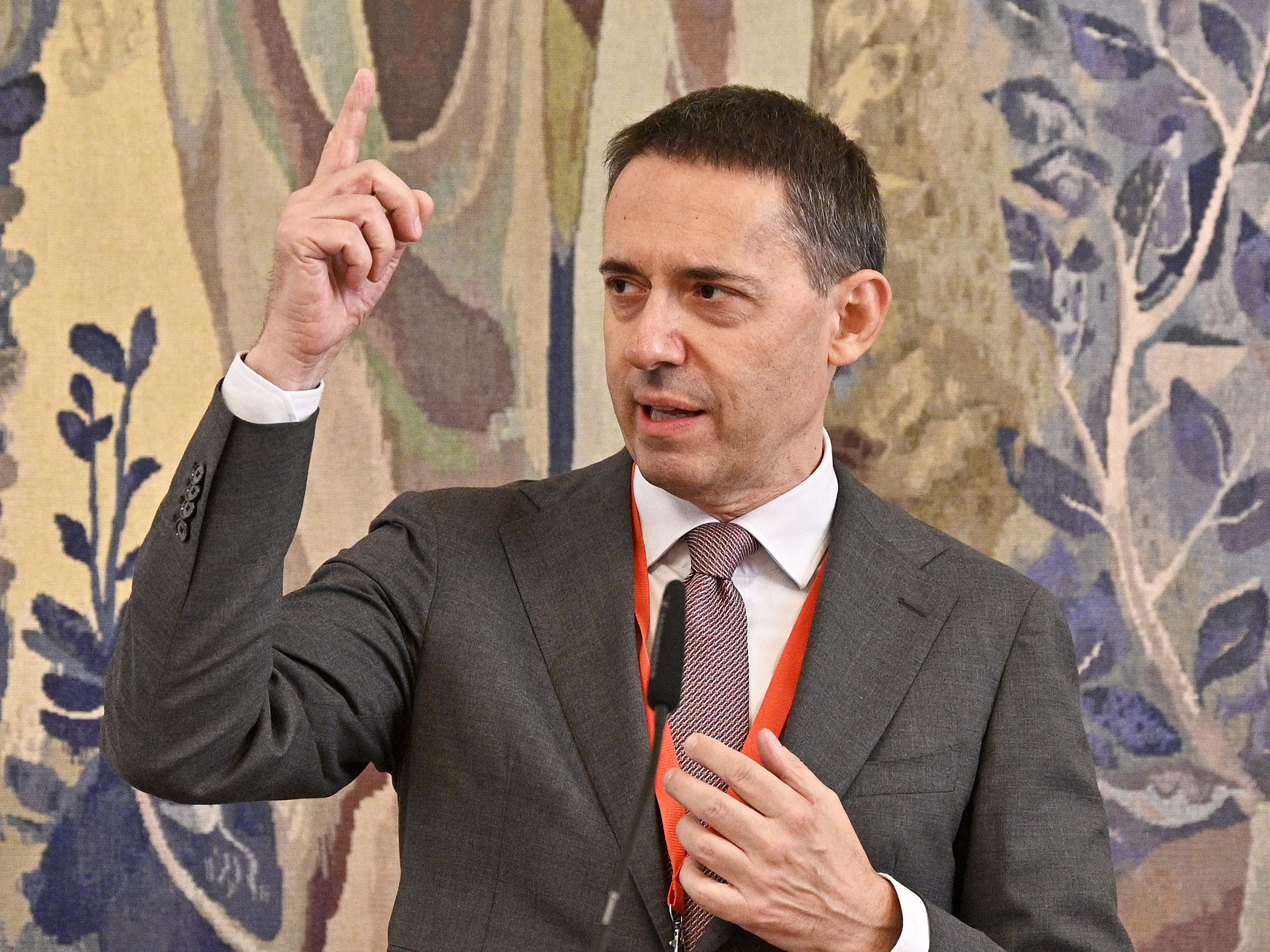 Das Podium für die Staatsopern-Pressekonferenz umfasst auch deren Direktor Bogdan Rošcic. Das Podium für die Staatsopern-Pressekonferenz umfasst auch deren Direktor Bogdan Rošcic.