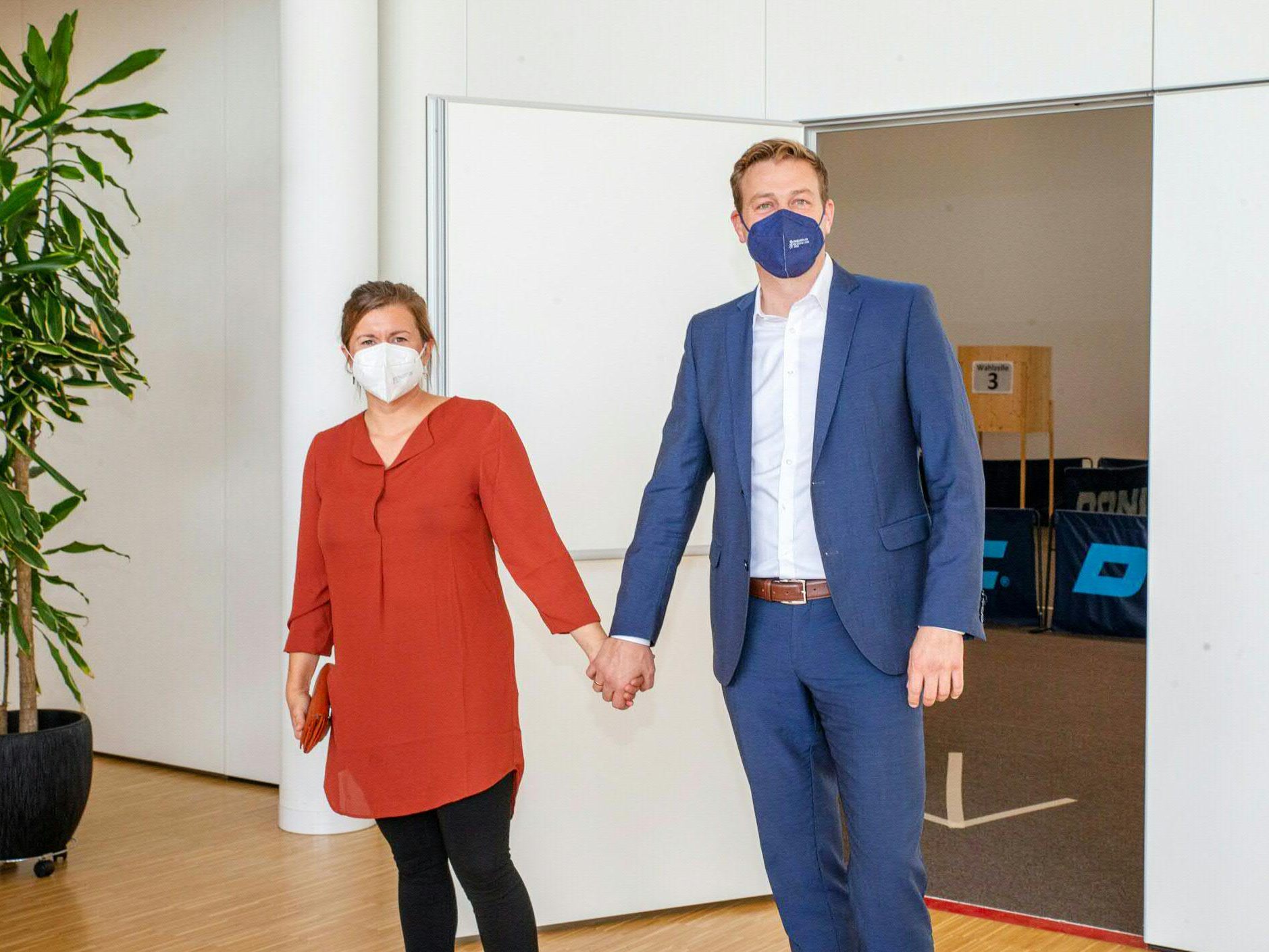 Frau Julia holte Stefan Kaineder zur Stimmabgabe ab. Frau Julia holte Stefan Kaineder zur Stimmabgabe ab.