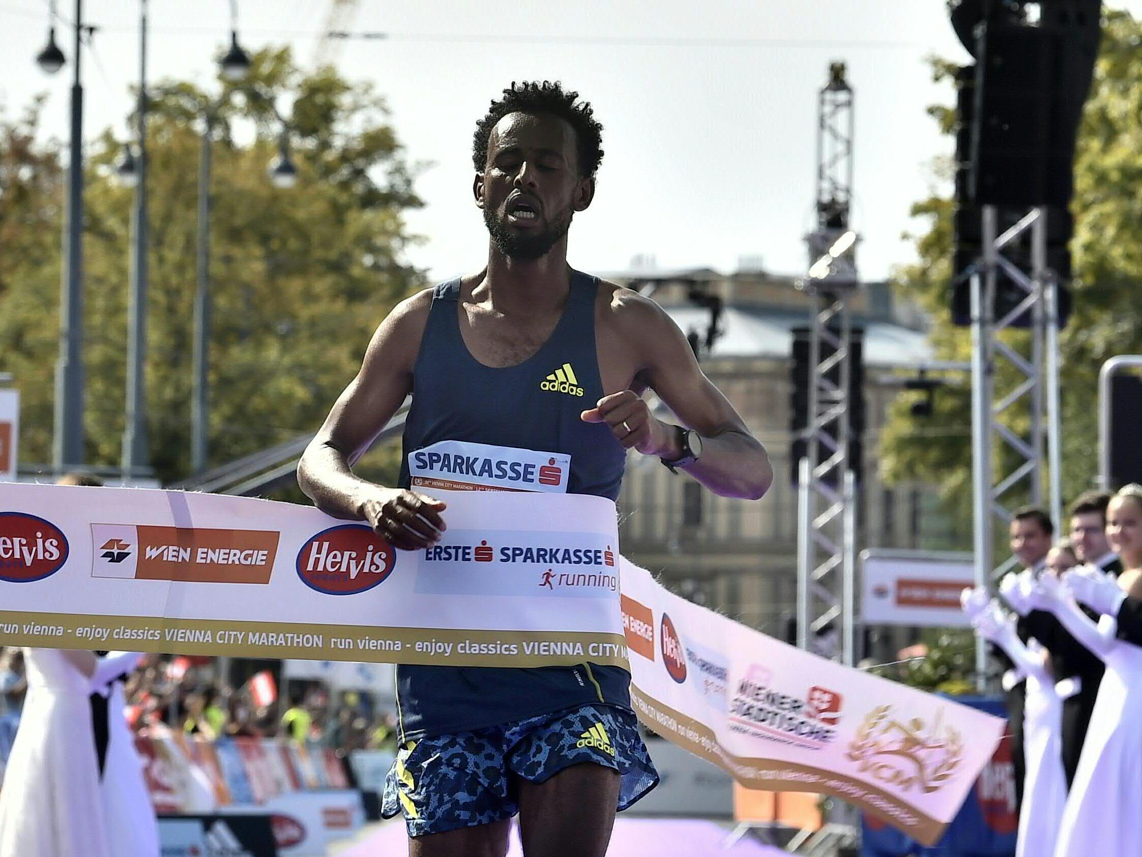 Wien-Marathon: Derera Hurisa (Bild) kam als Erster ins Ziel, wurde aber disqualifiziert. Wien-Marathon: Derera Hurisa (Bild) kam als Erster ins Ziel, wurde aber disqualifiziert.