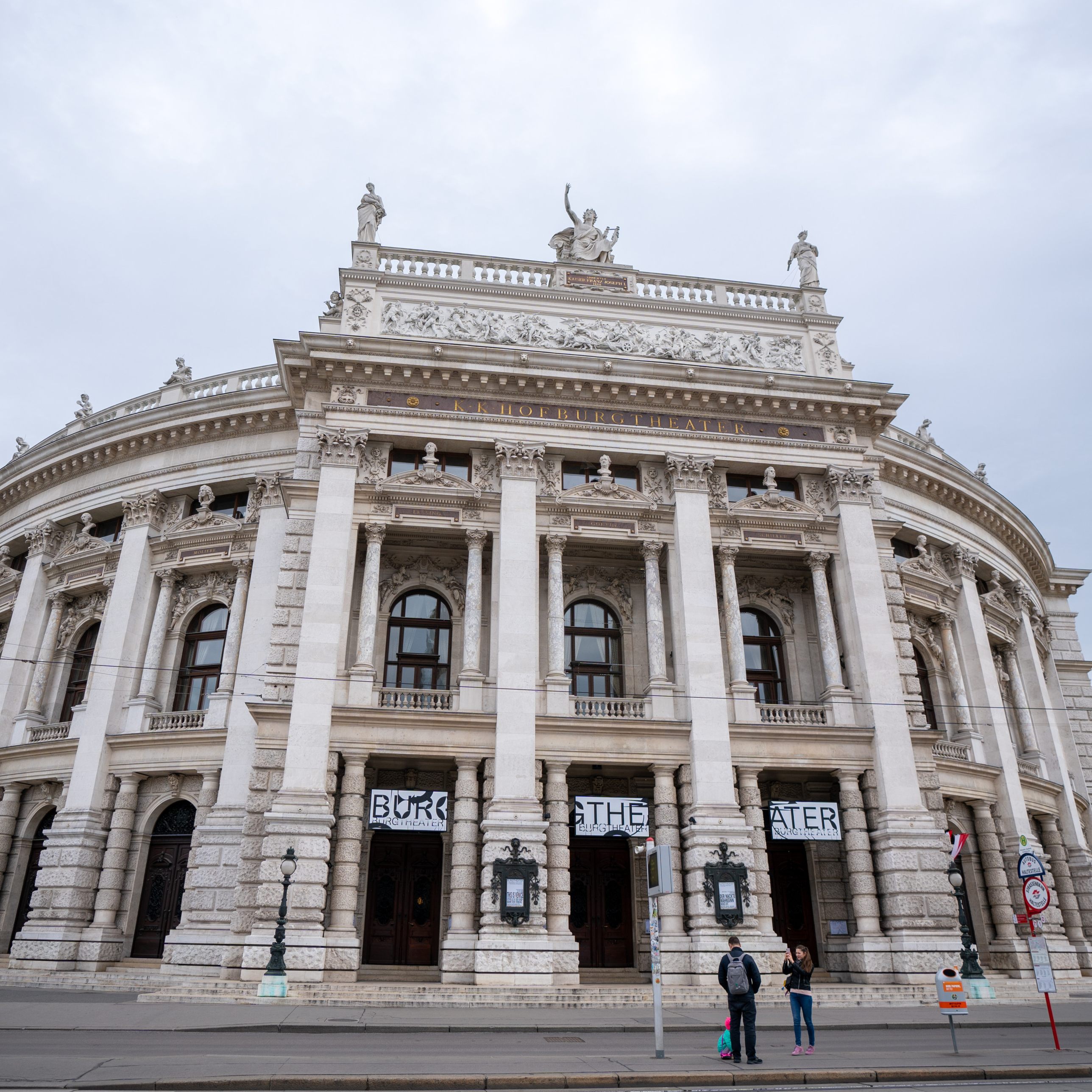 Die APA-Recherche wurde an Theaterbühnen durchgeführt.