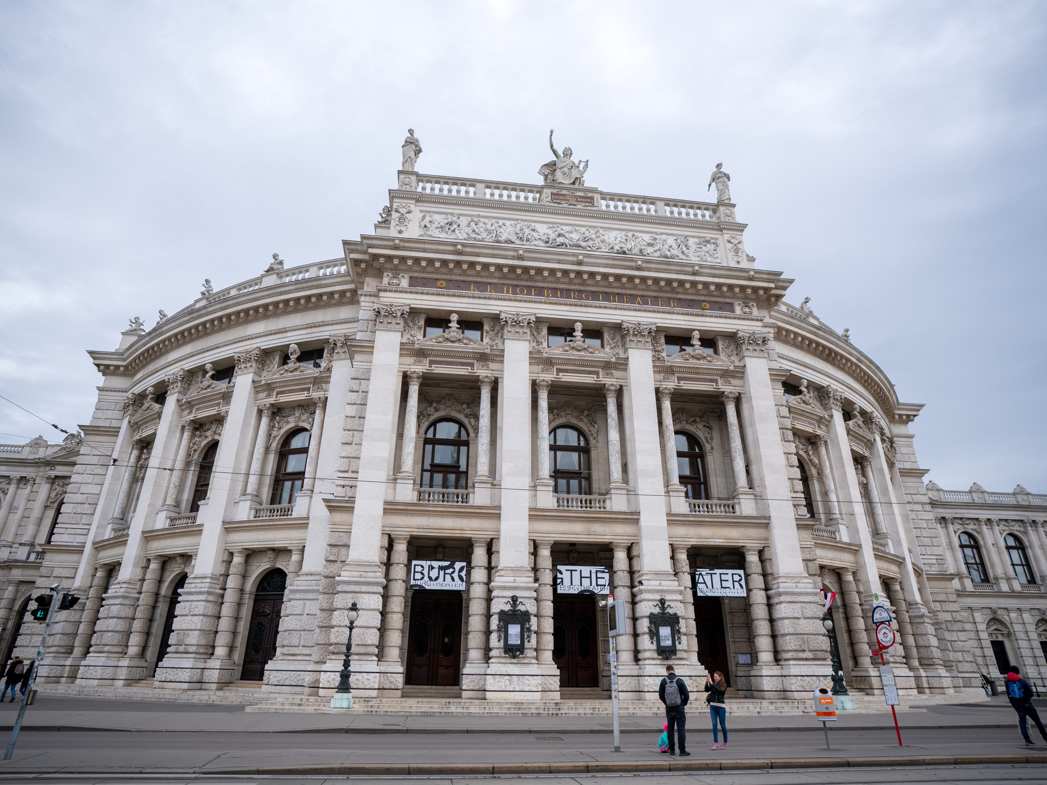 Die APA-Recherche wurde an Theaterbühnen durchgeführt. Die APA-Recherche wurde an Theaterbühnen durchgeführt.