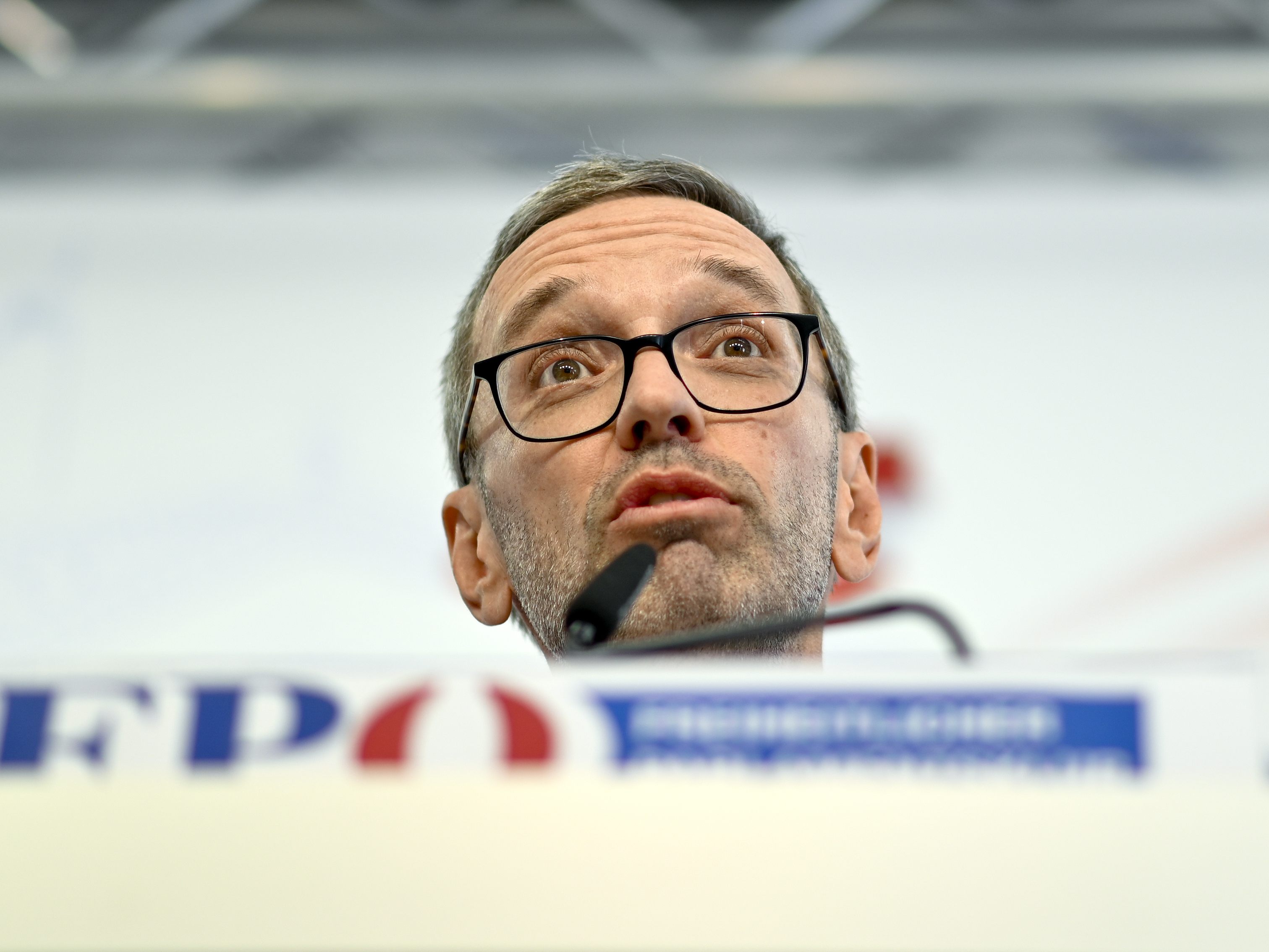 FPÖ-Parteichef Herbert Kickl greift im Video auf mehrere Falschinformationen zurück. FPÖ-Parteichef Herbert Kickl greift im Video auf mehrere Falschinformationen zurück.