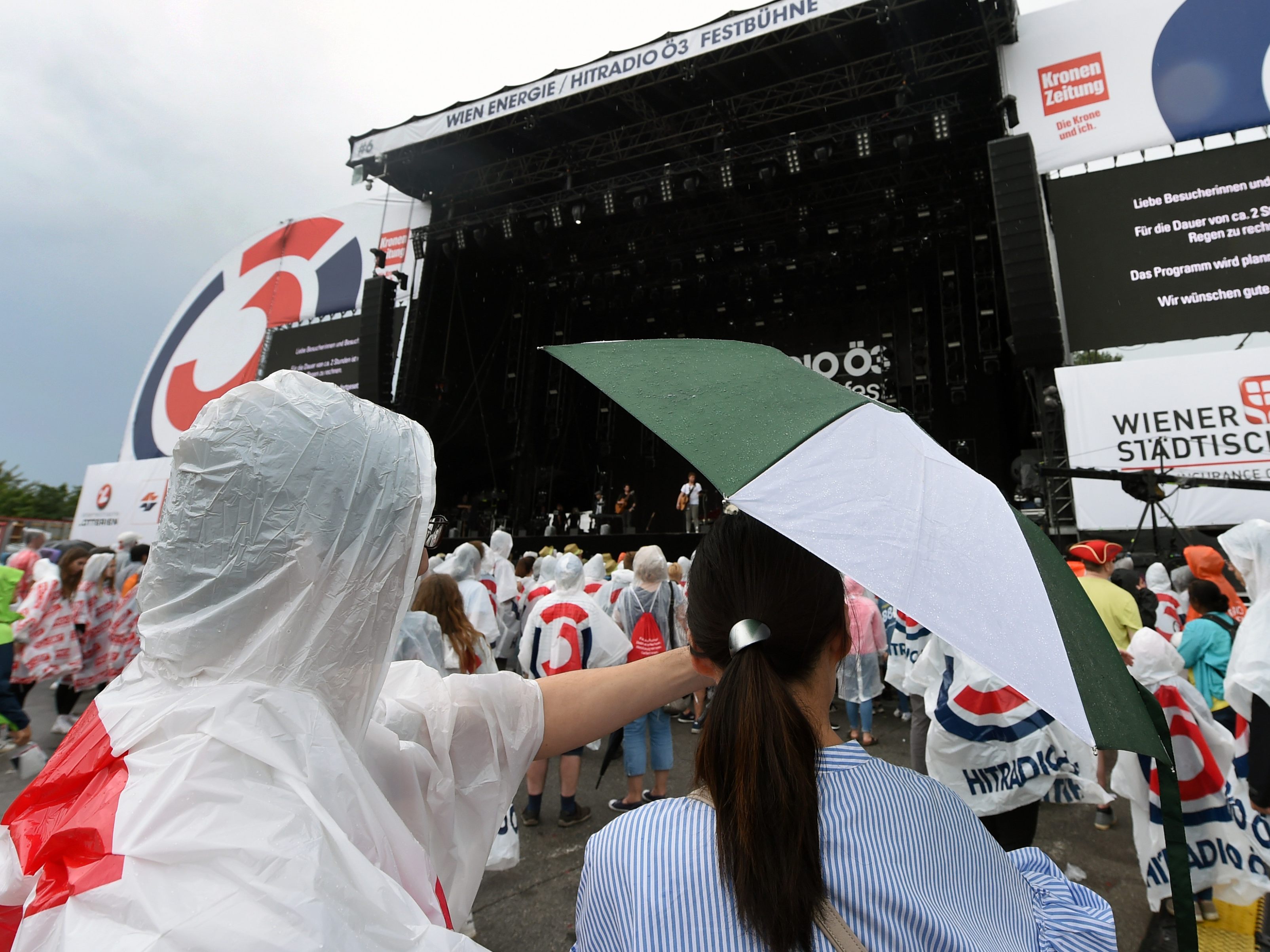 Donauinfelfest-Besucher müssen auch mit kurzen Regenschauern rechnen. Donauinfelfest-Besucher müssen auch mit kurzen Regenschauern rechnen.
