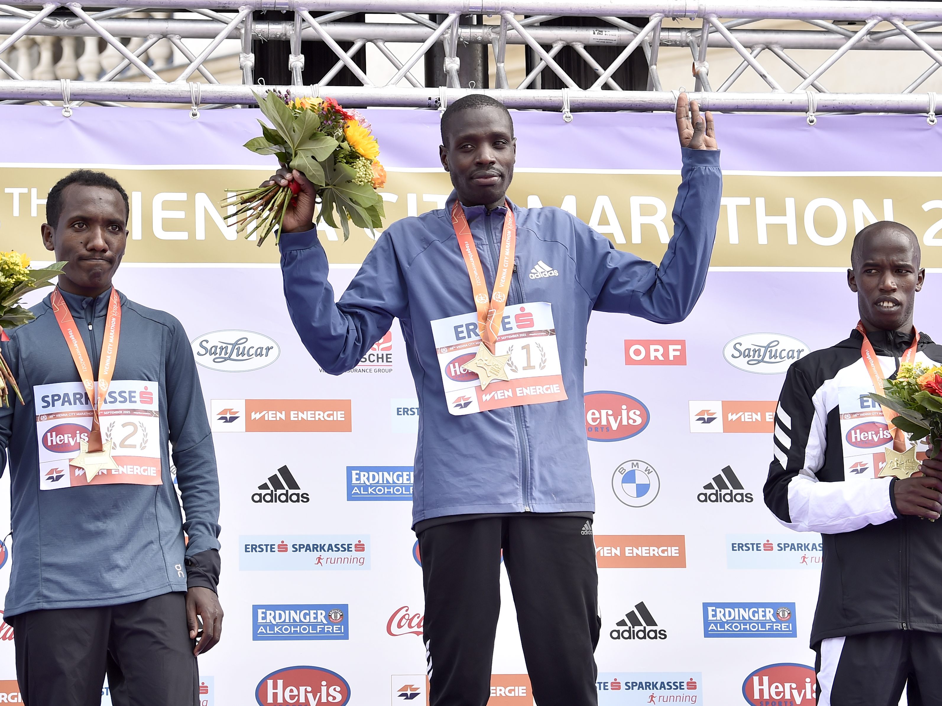 Leonard Langat gewann VCM nach Disqualifikation von Hurisa. Leonard Langat gewann VCM nach Disqualifikation von Hurisa.