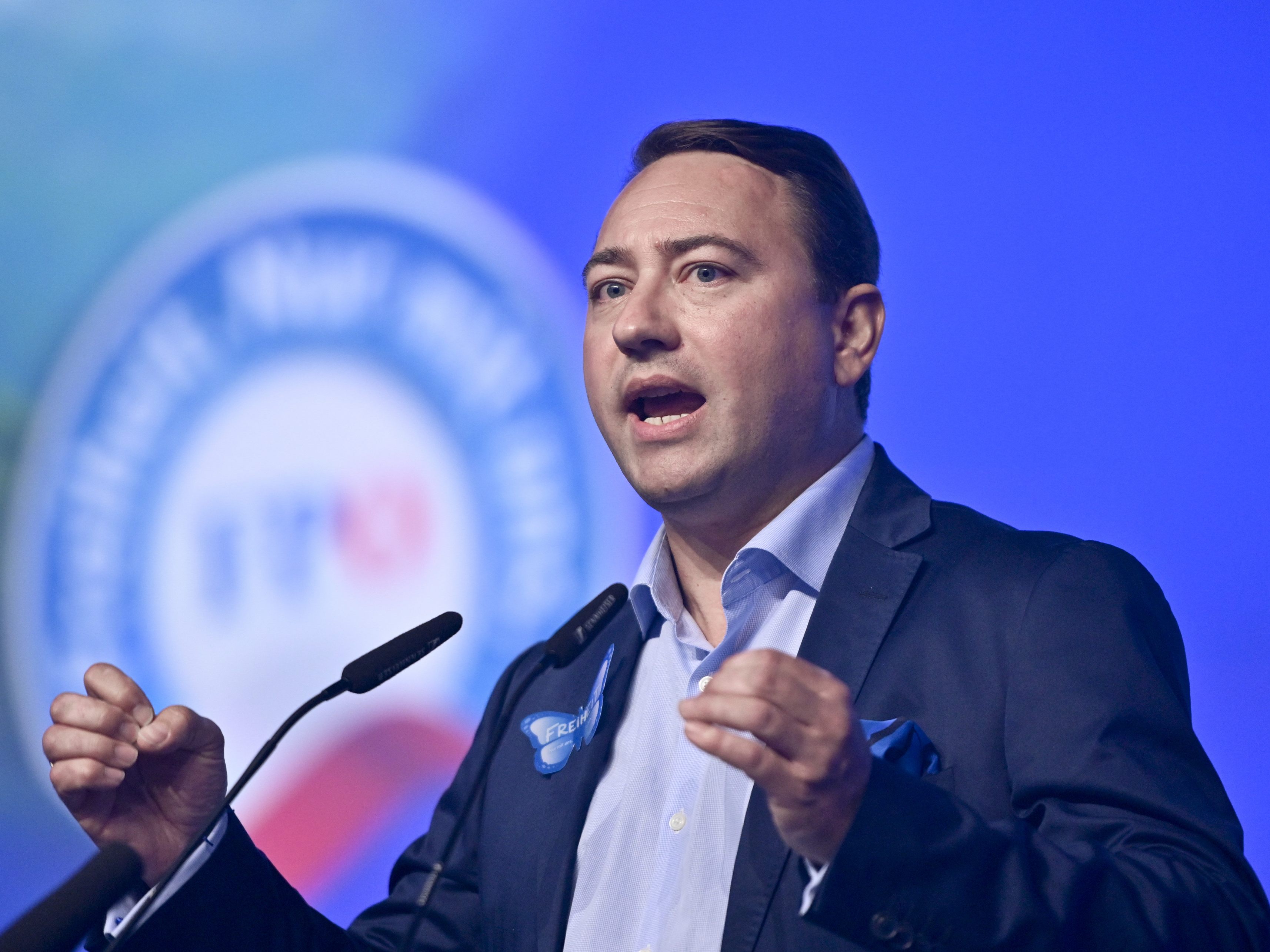 Haimbuchner muss "den Spagat" zwischen der moderateren Linie im Land und der impfkritischen Linie von Kickl schaffen. Haimbuchner muss "den Spagat" zwischen der moderateren Linie im Land und der impfkritischen Linie von Kickl schaffen.