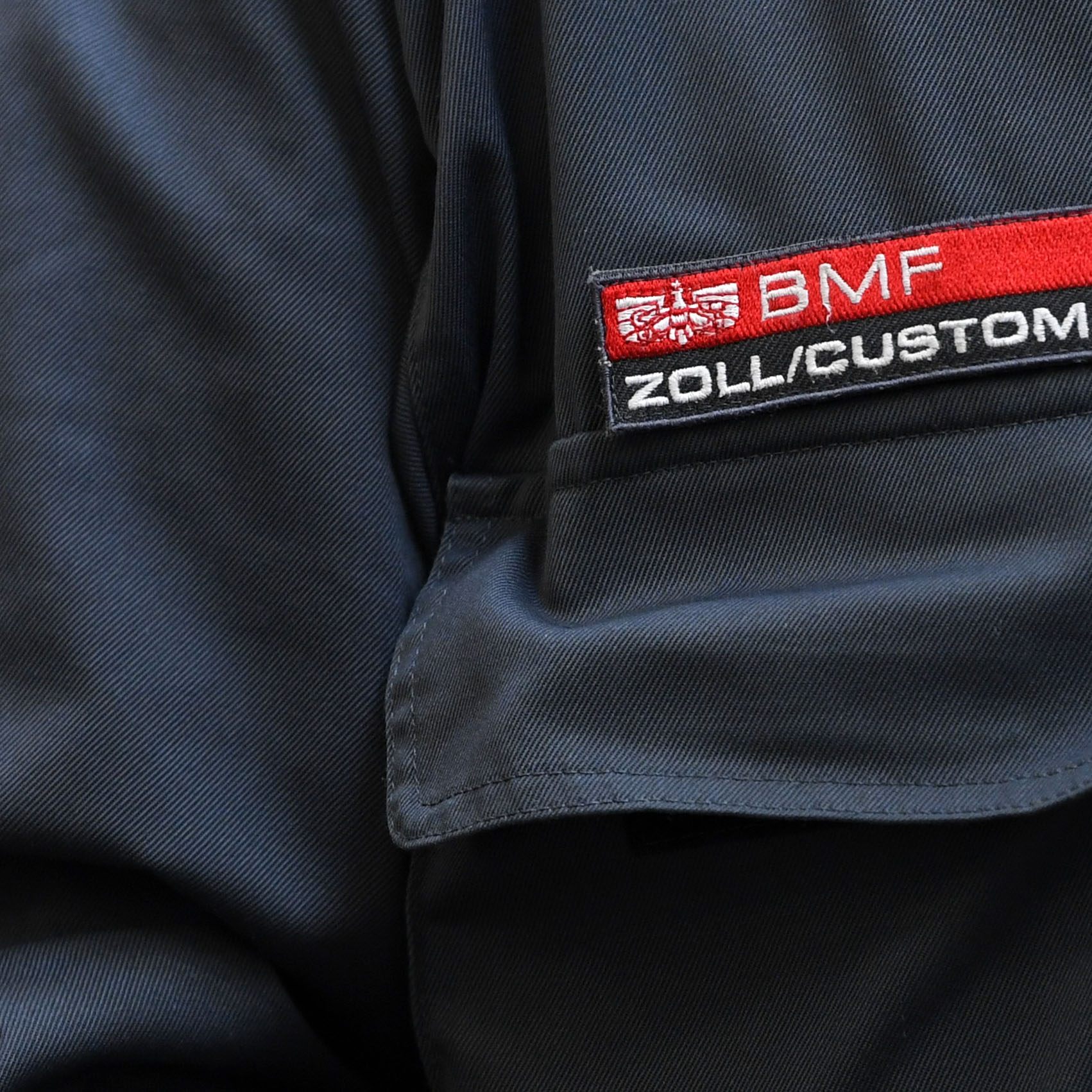 Zoll fertigte im Halbjahr mehr ab und nahm mehr Steuern ein.