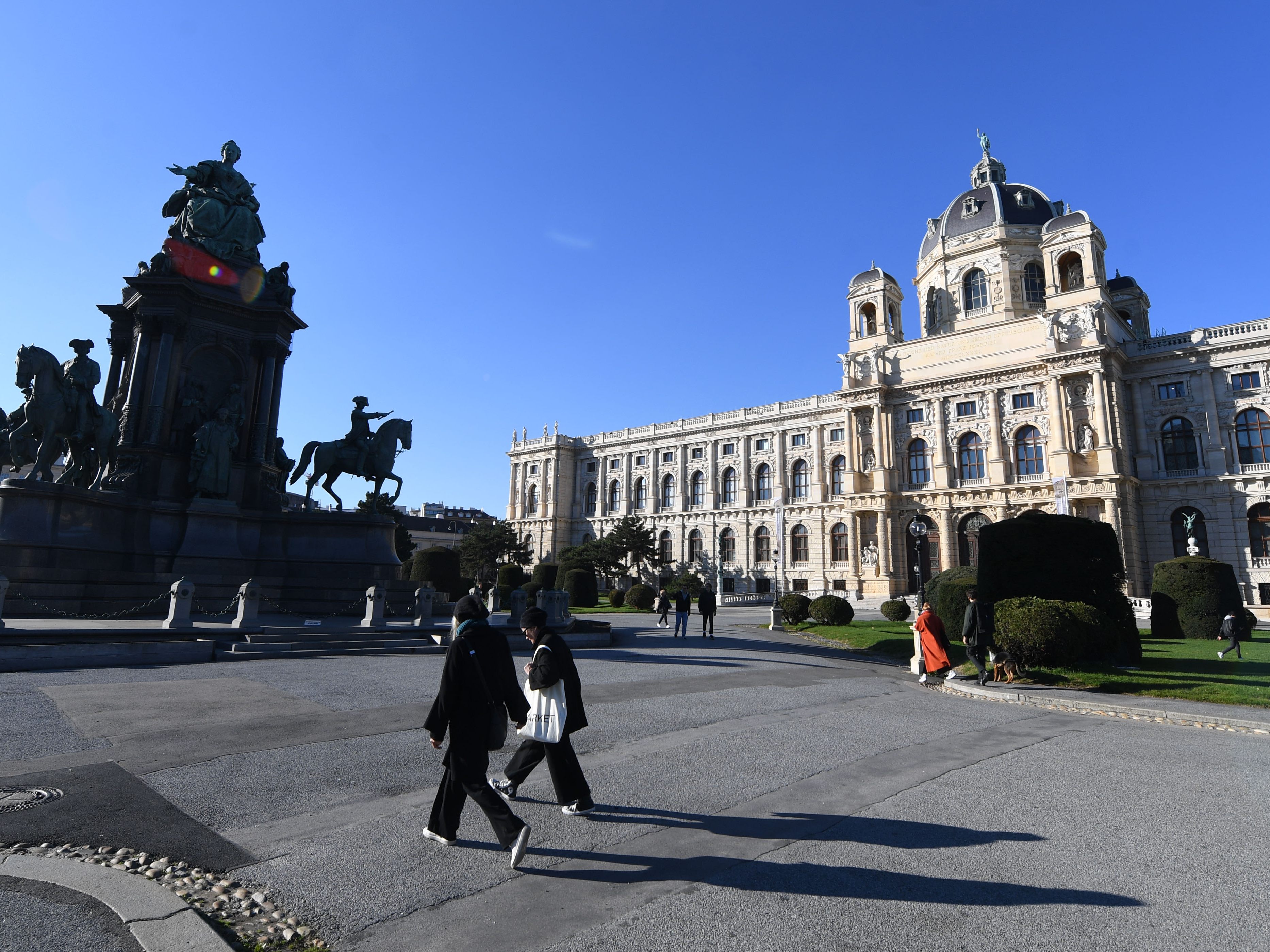 Weltgrößtes mobiles Aquarium am Wiener Maria Theresien Platz zu sehen. Weltgrößtes mobiles Aquarium am Wiener Maria Theresien Platz zu sehen.
