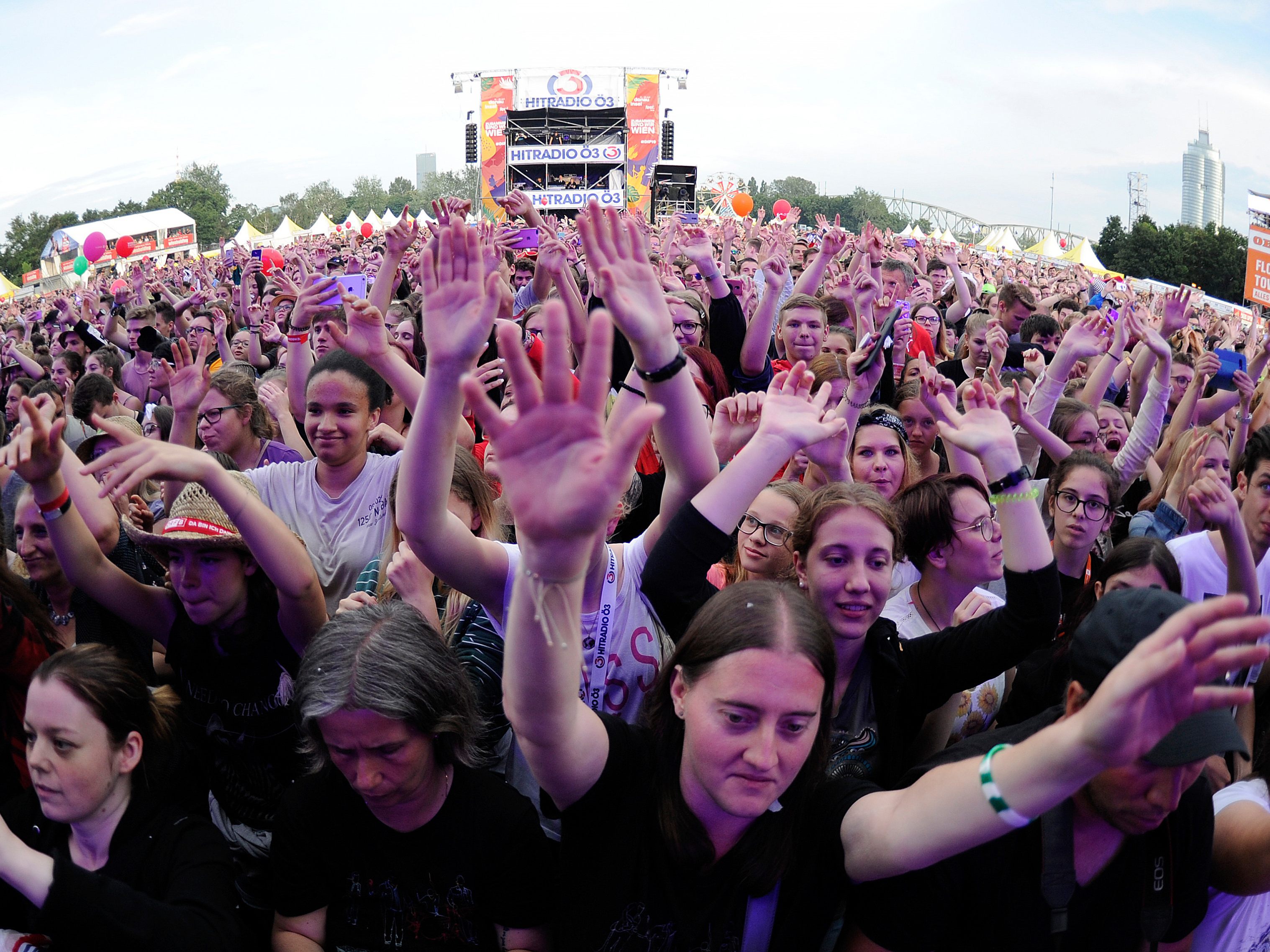 Das 38. Wiener Donauinselfest darf schon mehr Besucher begrüßen, als im Vorjahr. Die Corona-Maßnahmen bleiben jedoch nicht ganz erspart. Das 38. Wiener Donauinselfest darf schon mehr Besucher begrüßen, als im Vorjahr. Die Corona-Maßnahmen bleiben jedoch nicht ganz erspart.