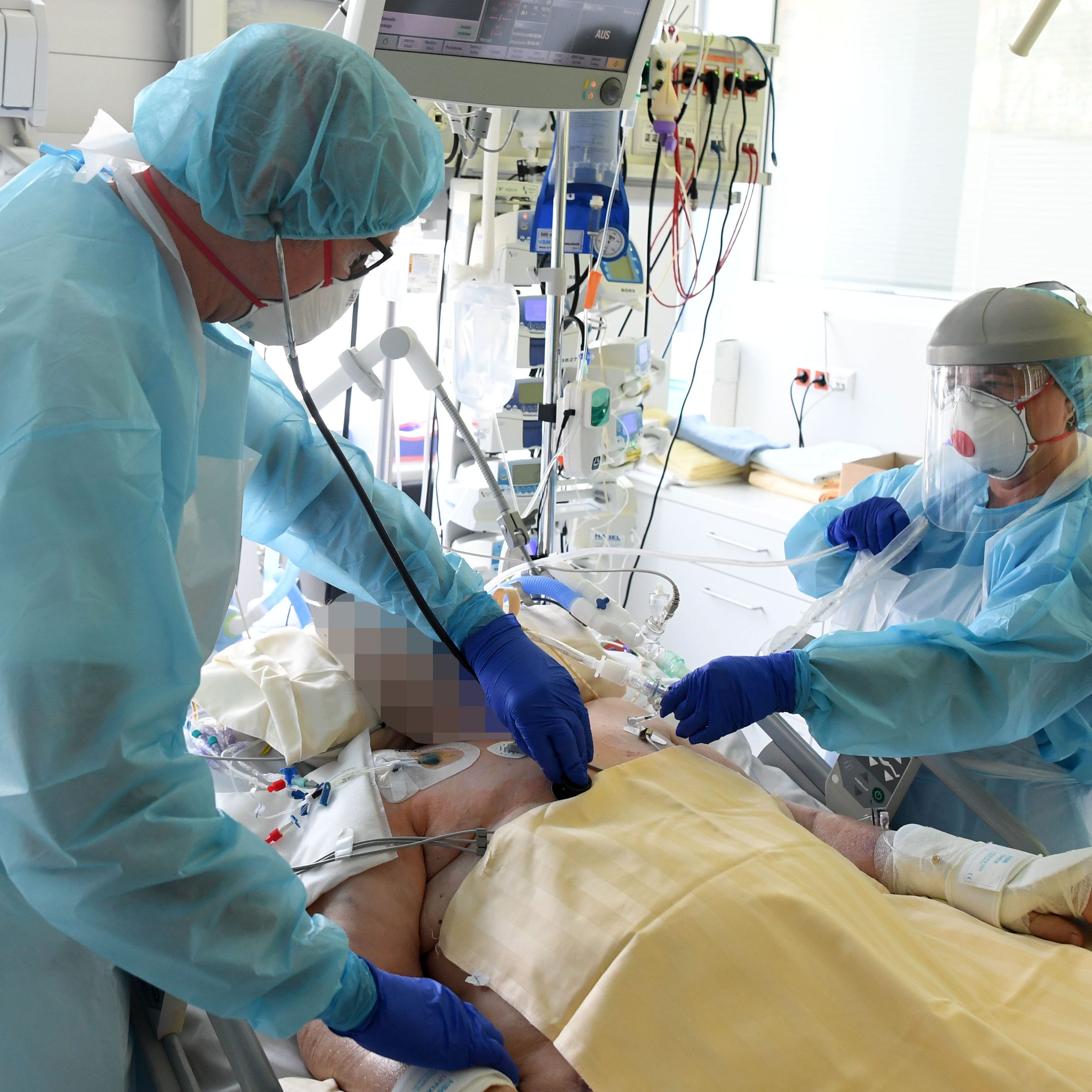 Risiko eines tödlichen Verlaufs für ältere Menschen und Männer viel höher