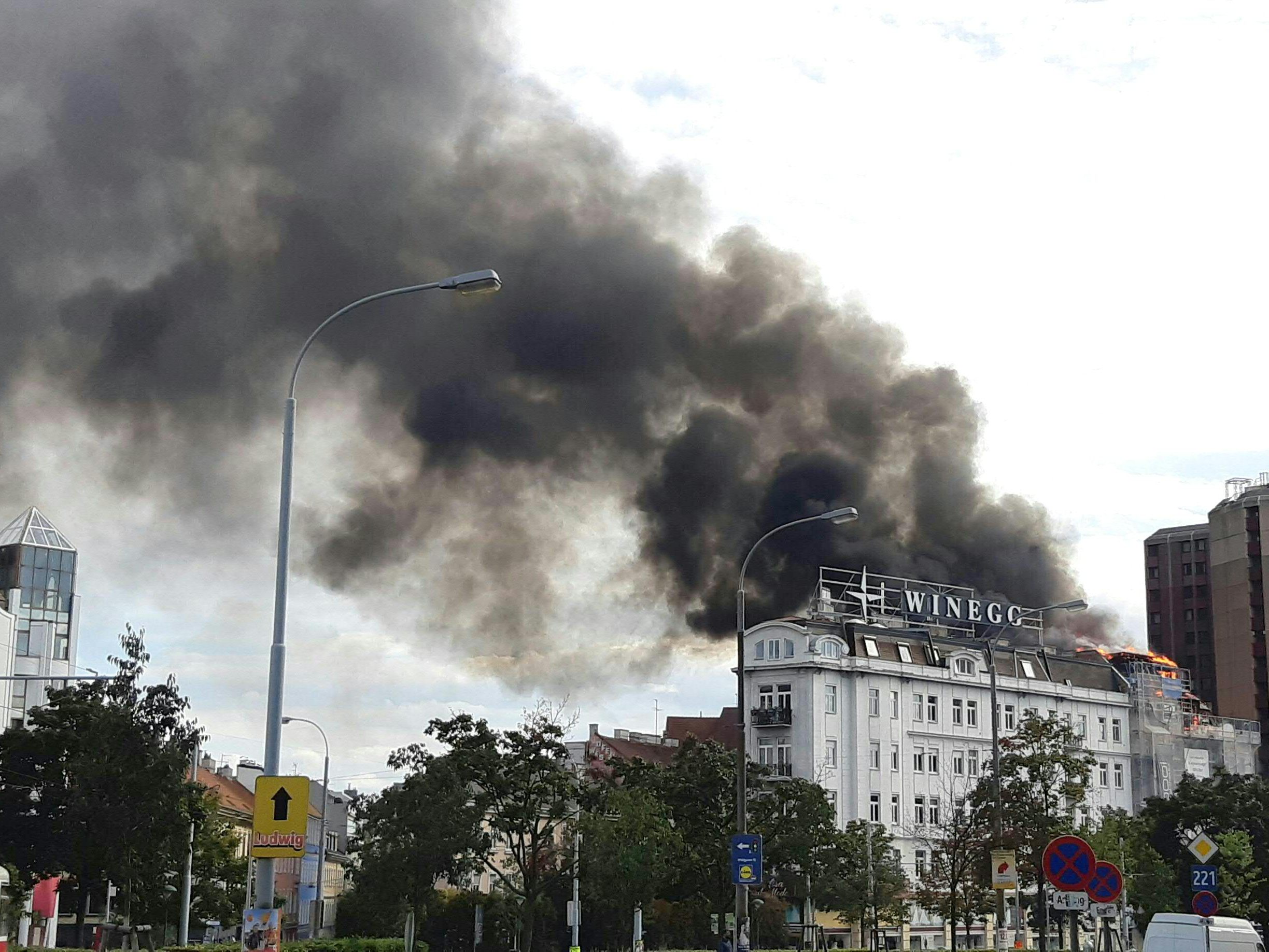 72 Einsatzkräfte mussten am Donnerstagabend zu einem Großbrand in Wien-Mariahilf ausrücken. 72 Einsatzkräfte mussten am Donnerstagabend zu einem Großbrand in Wien-Mariahilf ausrücken.