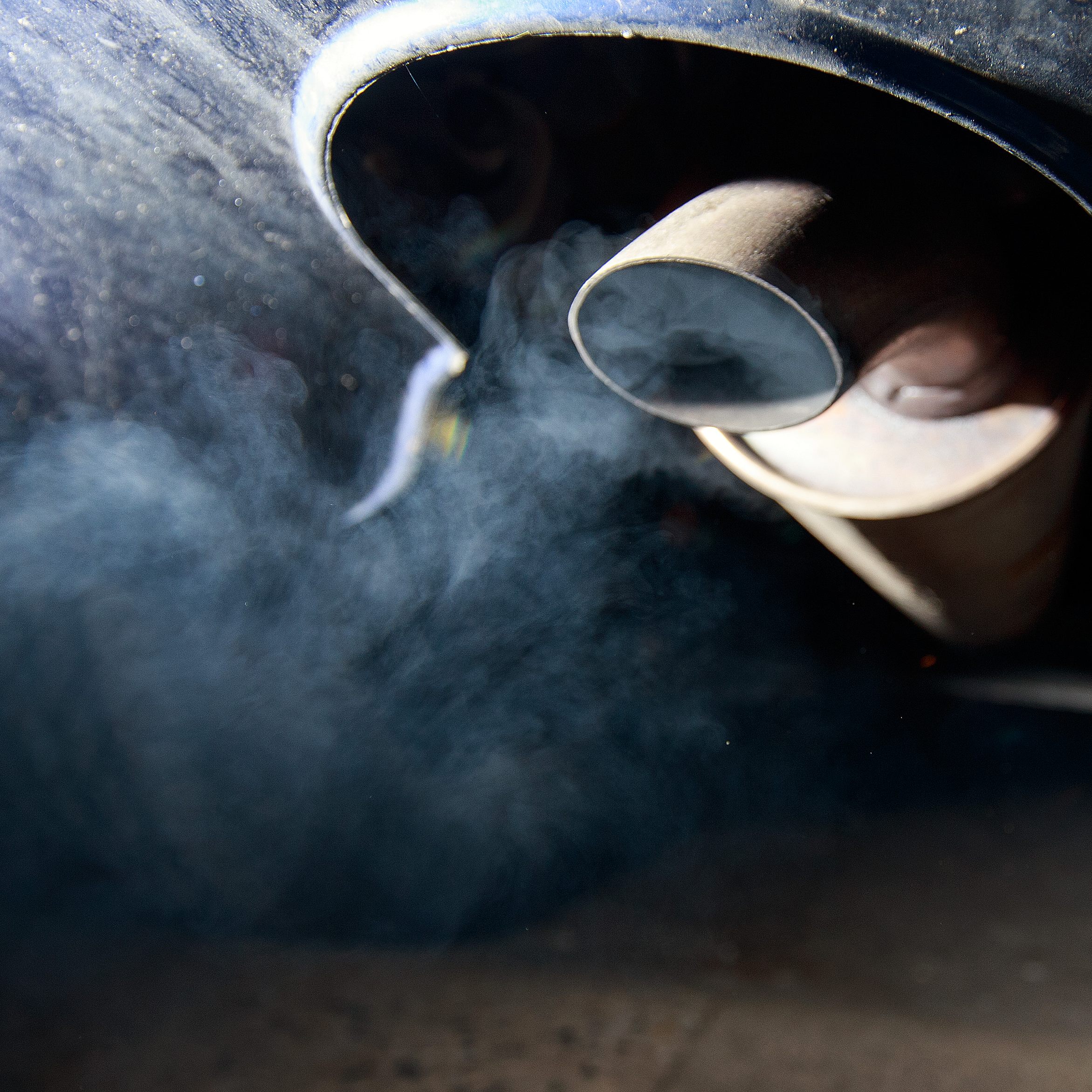 Dieser Auspuff raucht gewaltig: Der Ausstoß von umweltschädlichem CO2 soll auch in Österreich ab Jänner 2022 etwas Kosten.