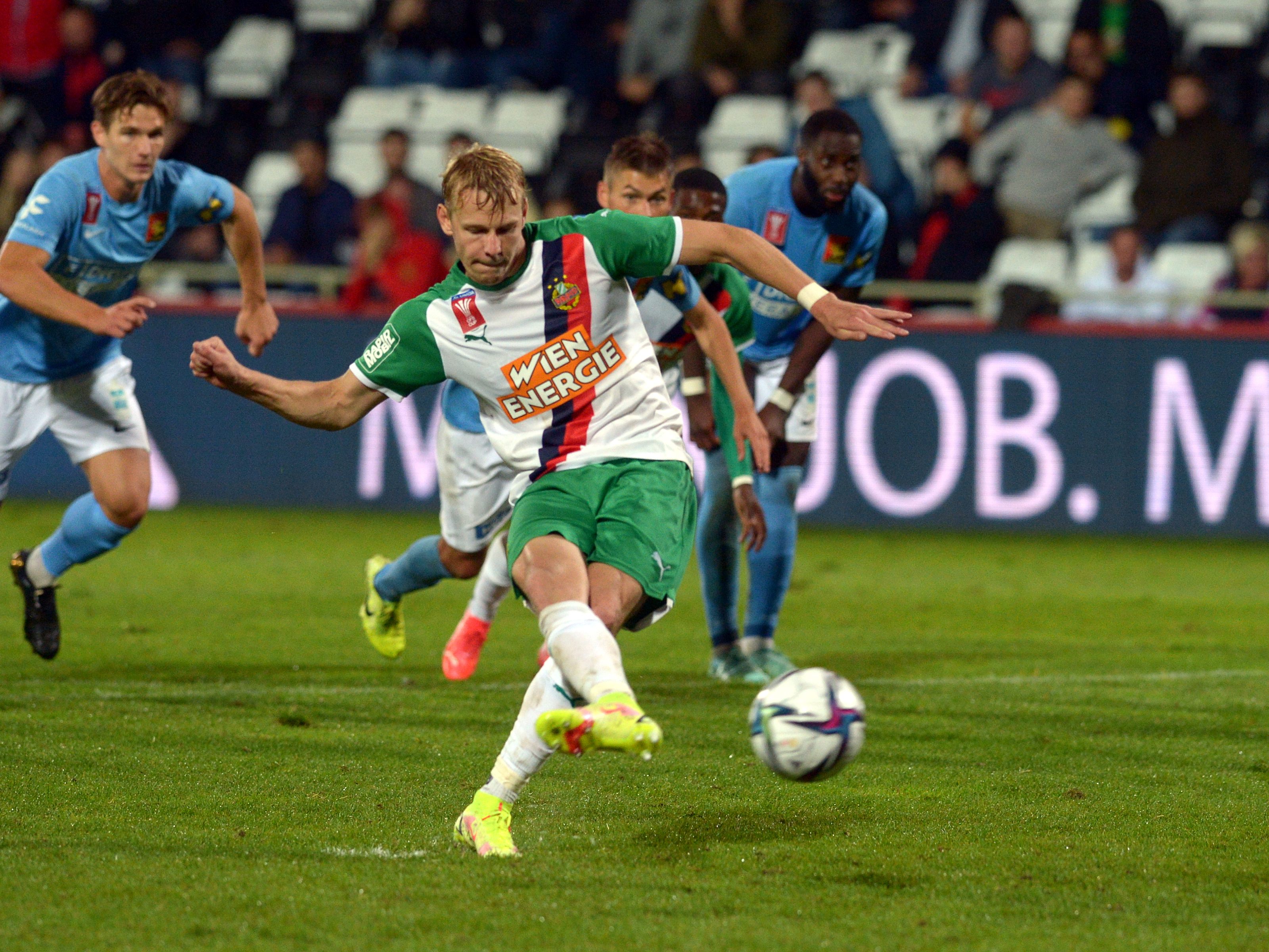 Marco Grüll verwertete in der Verlängerung den Elfmeter zum 2:1 für Rapid gegen Admira. Marco Grüll verwertete in der Verlängerung den Elfmeter zum 2:1 für Rapid gegen Admira.