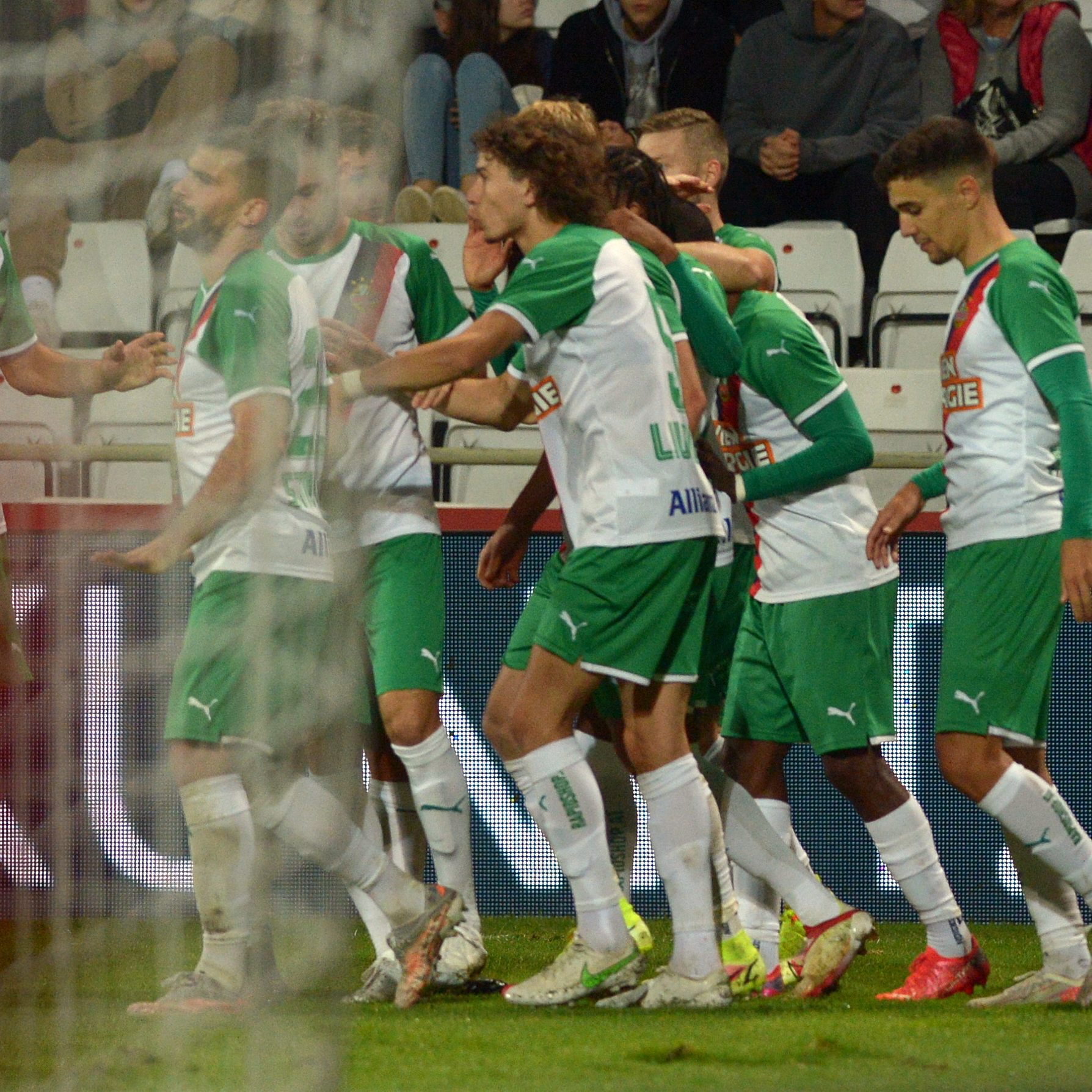 Hier sehen Sie das Match zwischen West Ham United und Rapid wien live im TV.