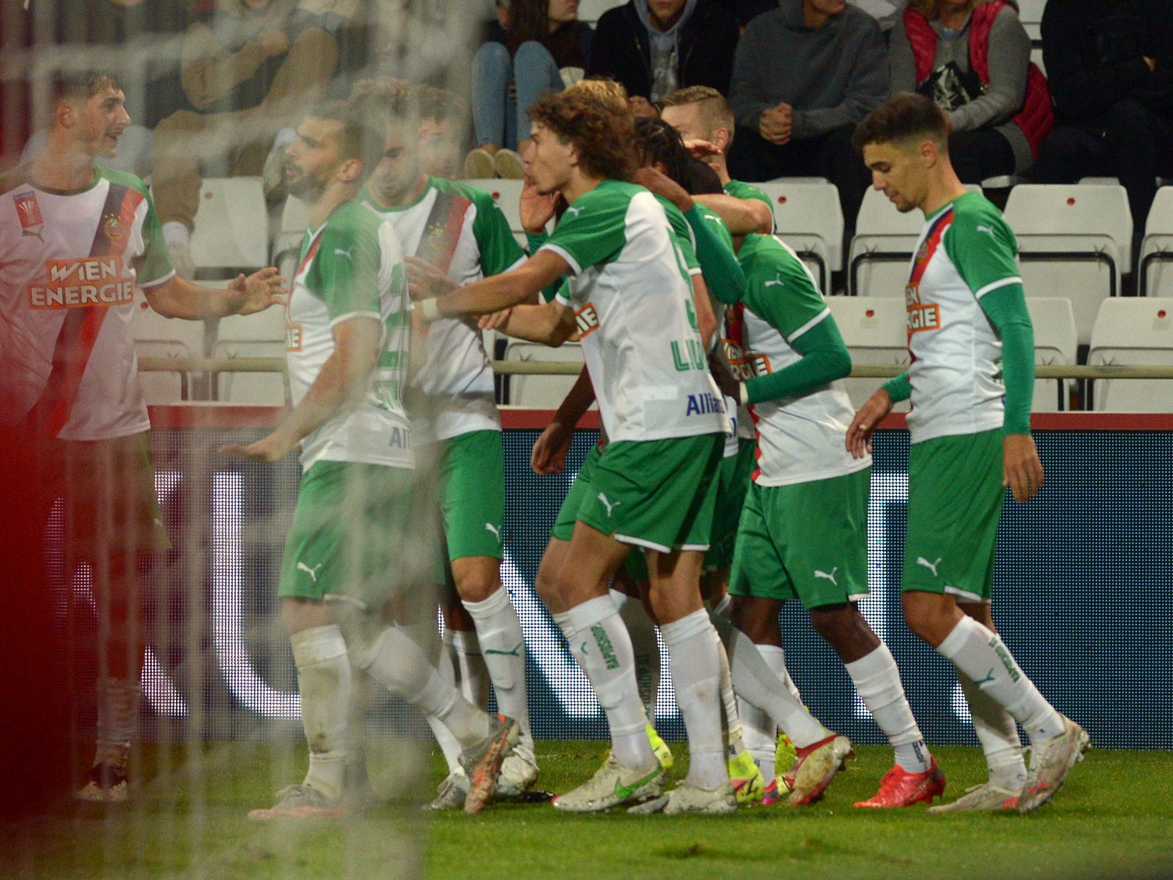 Hier sehen Sie das Match zwischen West Ham United und Rapid wien live im TV.
