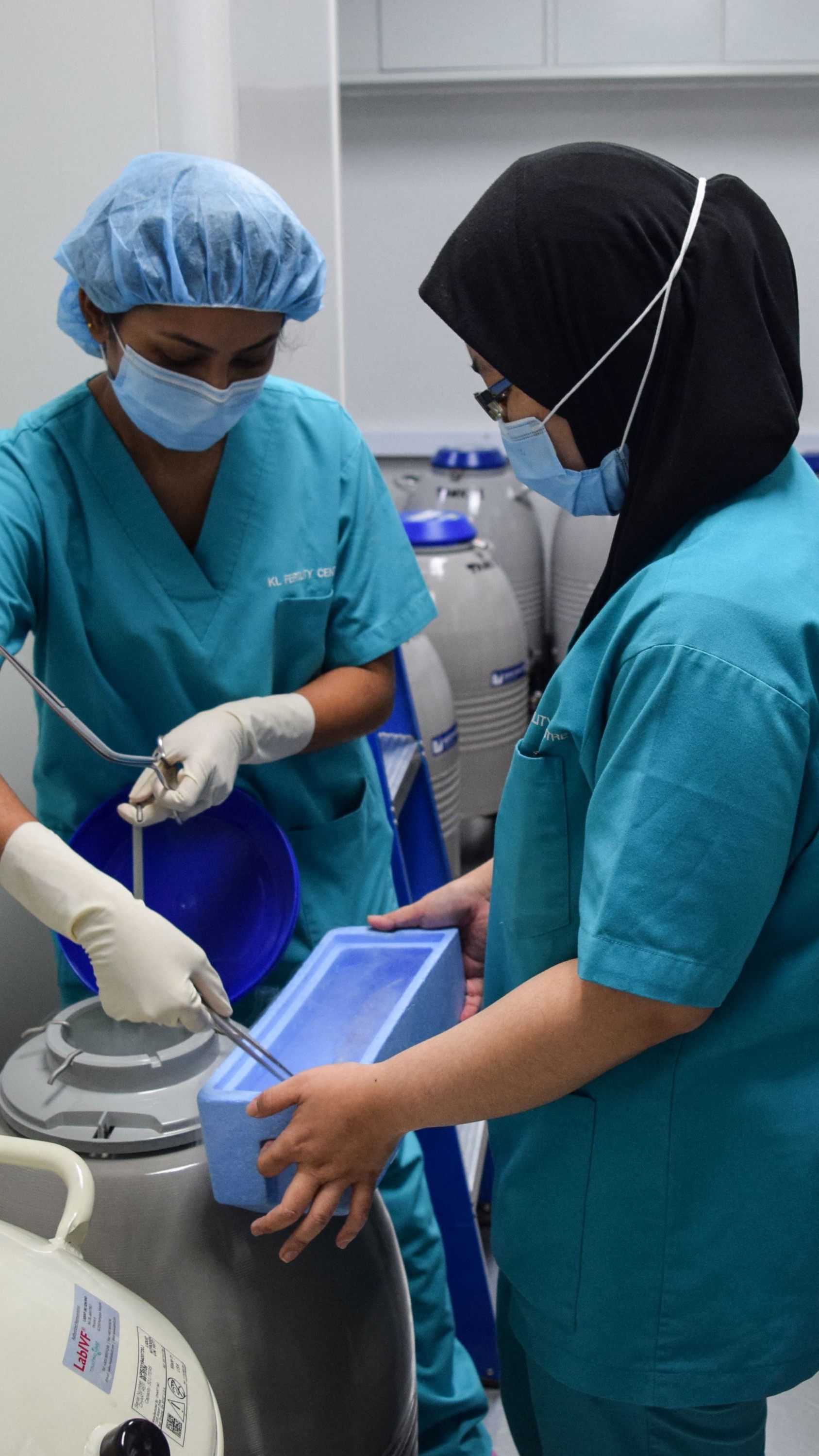 "Social Freezing" ist in Österreich nur in Ausnahmefällen erlaubt. Das Bild zeigt zwei Mitarbeiterinnen des KL Fertility Centres in Kuala Lumpur beim Einfrieren von Eizellen.