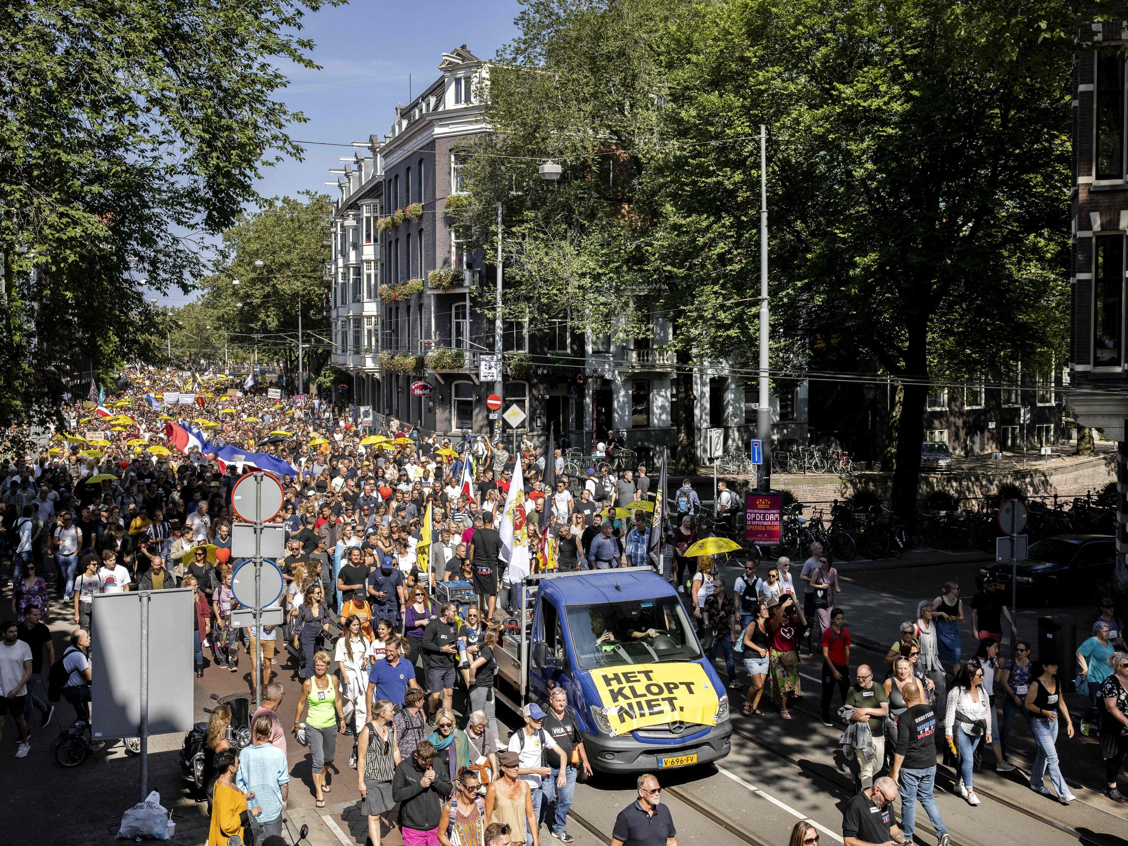 Zehntausende protestieren in Amsterdam gegen Corona-Politik. Zehntausende protestieren in Amsterdam gegen Corona-Politik.