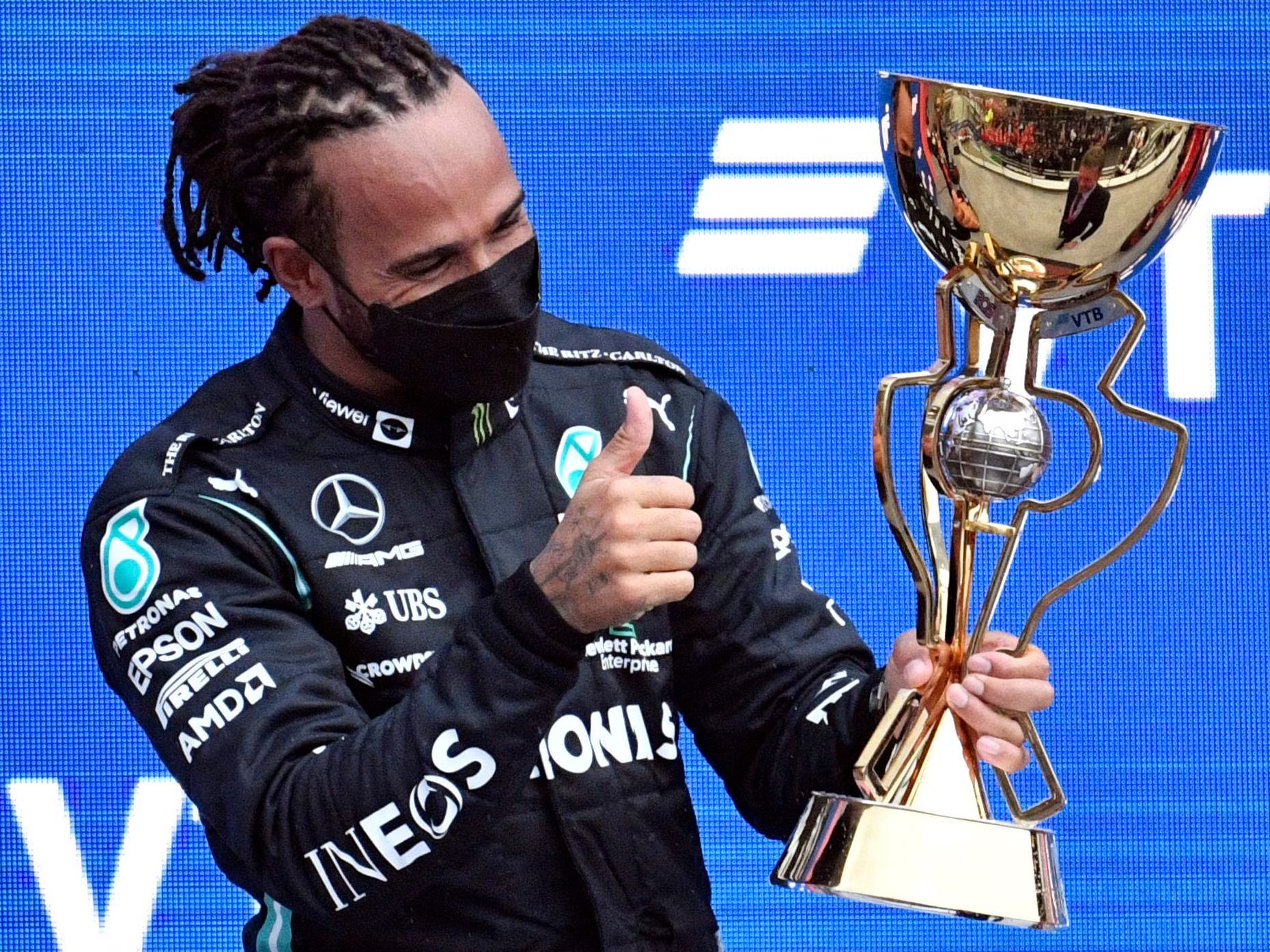 Hamilton feiert seinen Sieg.