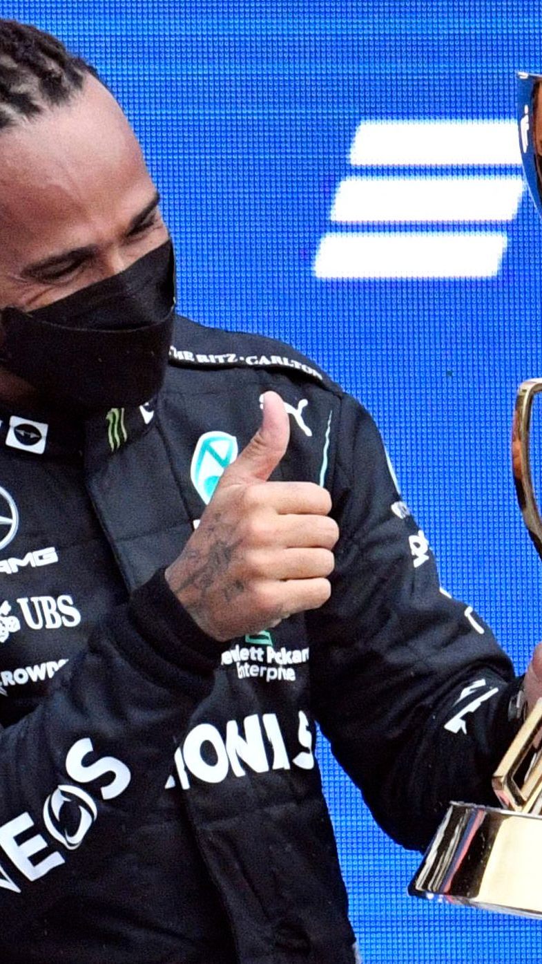 Hamilton feiert seinen Sieg.