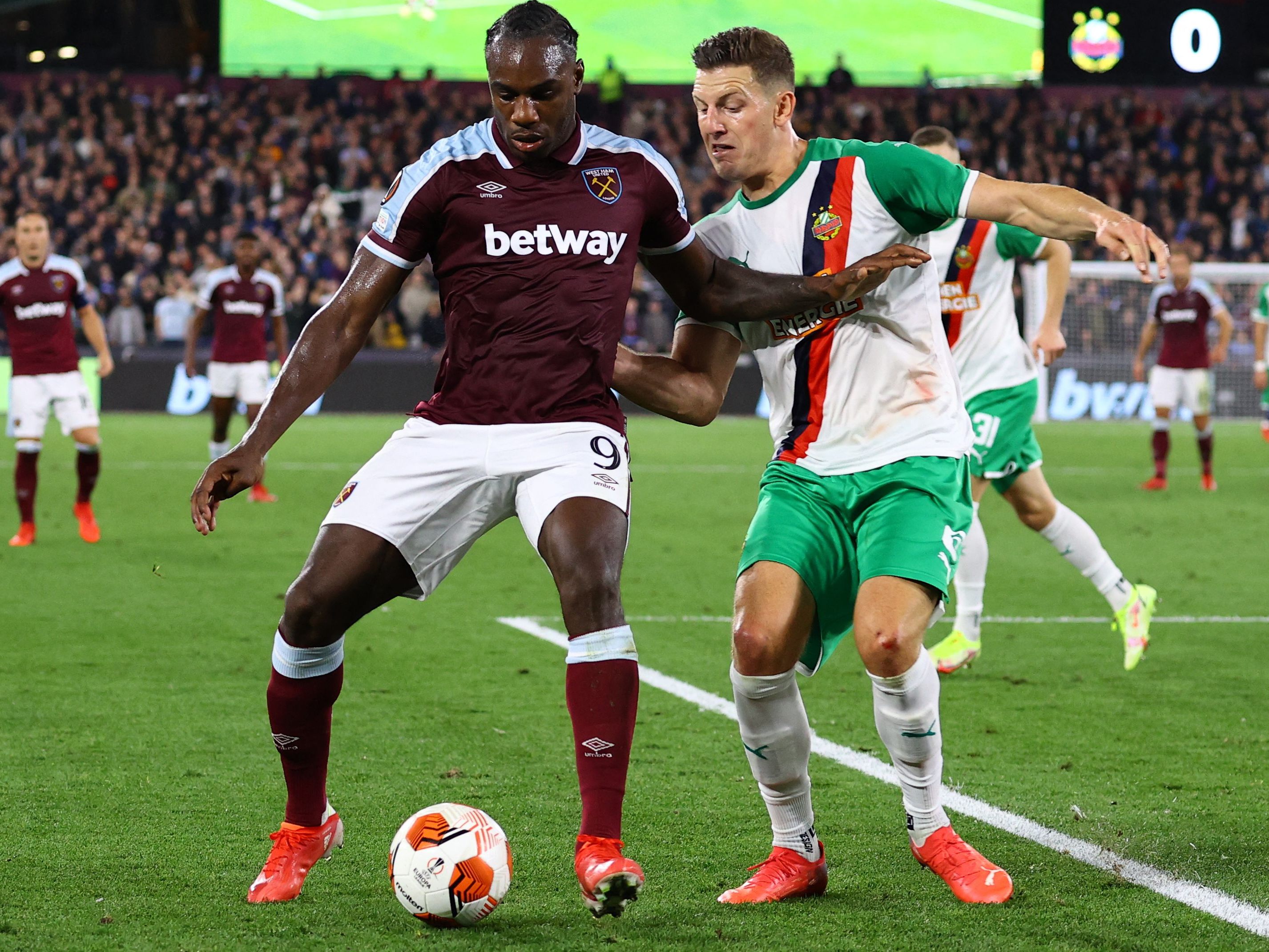 Rapid Wien muss sich gegen West Ham United mit 0:2 geschlagen geben. Rapid Wien muss sich gegen West Ham United mit 0:2 geschlagen geben.