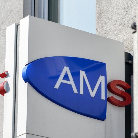 Das Ablehnen eines AMS-Jobangebots, weil eine Corona-Impfung verlangt wird, ist nicht möglich.