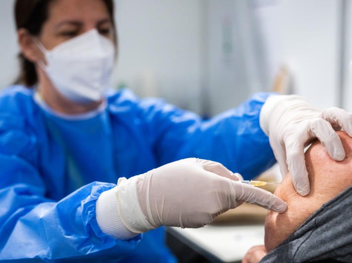 Kärnten startet nächste Woche mit den Corona-Drittimpfungen. Zuerst sollen Personen in Pflegeheimen und über 80 Jahren geimpft werden. Kärnten startet nächste Woche mit den Corona-Drittimpfungen. Zuerst sollen Personen in Pflegeheimen und über 80 Jahren geimpft werden.