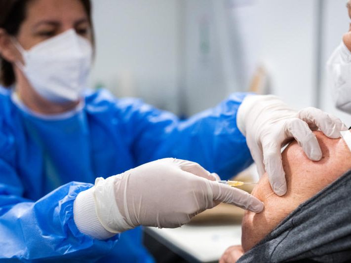 Die Impfdurchbrüche bei der Corona-Impfung in Österreich liegen bei 4,05 Prozent. Die Über-60-Jährigen sind am stärksten betroffen. Die Impfdurchbrüche bei der Corona-Impfung in Österreich liegen bei 4,05 Prozent. Die Über-60-Jährigen sind am stärksten betroffen.