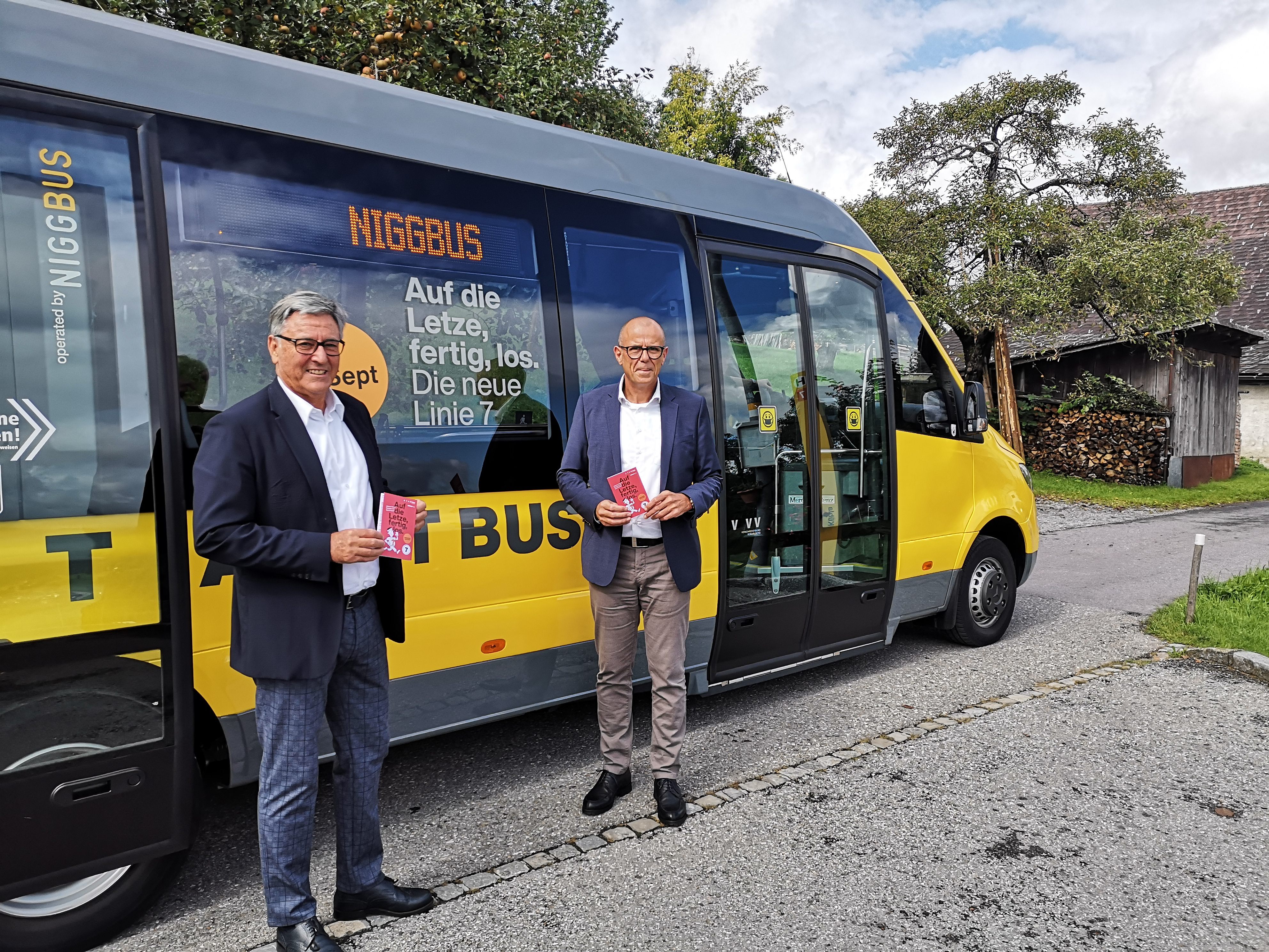 Feldkirchs Bürgermeister Wolfgang Matt und der Frastanzer Bürgermeister Walter Gohm vor dem neuen 7er Bus auf der Letze Feldkirchs Bürgermeister Wolfgang Matt und der Frastanzer Bürgermeister Walter Gohm vor dem neuen 7er Bus auf der Letze