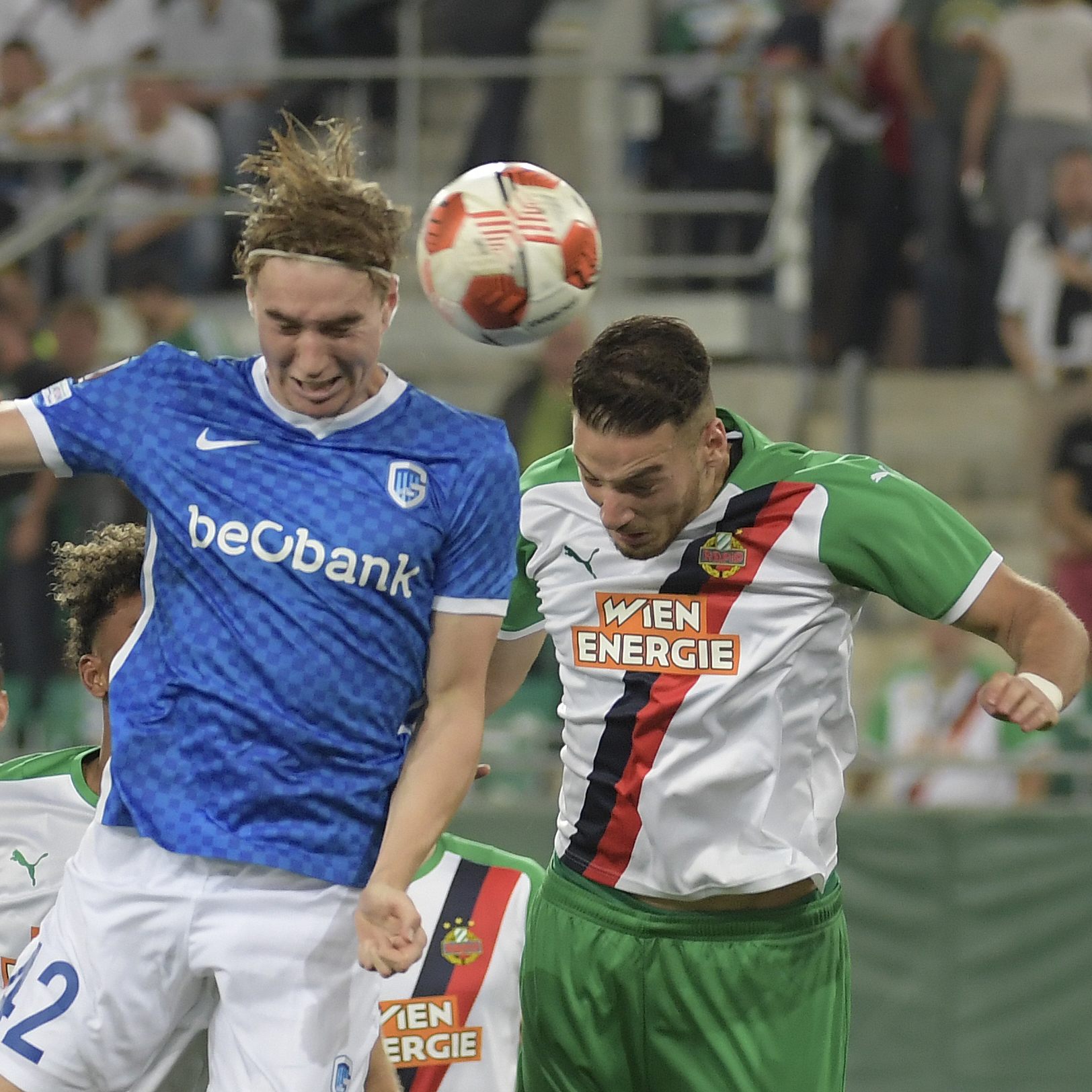 Kristian Thorstvedt kämpft mit Rapid Wien's Ercan Kara um den Ball. Beim Europaleague-Match kämpften beiden Mannschaften erbittert.