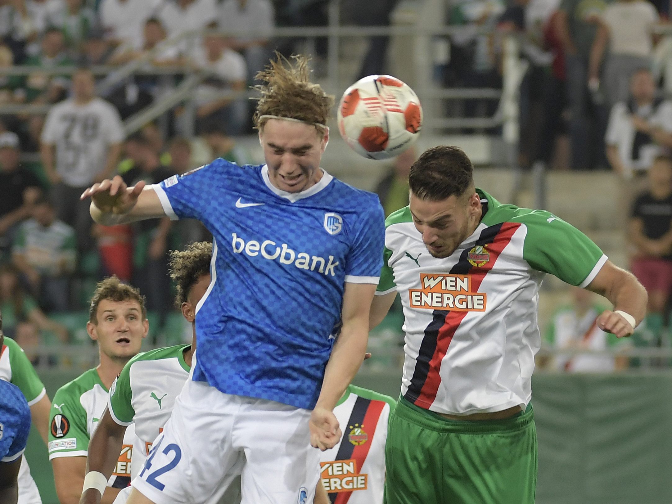 Kristian Thorstvedt kämpft mit Rapid Wien's Ercan Kara um den Ball. Beim Europaleague-Match kämpften beiden Mannschaften erbittert. Kristian Thorstvedt kämpft mit Rapid Wien's Ercan Kara um den Ball. Beim Europaleague-Match kämpften beiden Mannschaften erbittert.