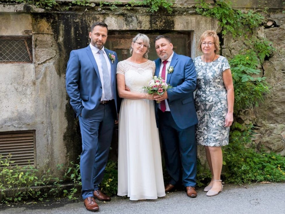 Das frisch vermählte Ehepaar Karin und Roland Barthold mit seinen Trauzeugen Das frisch vermählte Ehepaar Karin und Roland Barthold mit seinen Trauzeugen