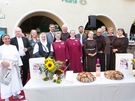 Beim Klostermarkt in Bludenz: Eröffnung durch Reden von LH Markus Wallner, Bgm. Simon Tschann, Wiebke Meyer, Pfarrder Guido Kobiec und Bischof Benno Elbs, Weihe von Brot und Wein. Beim Klostermarkt in Bludenz: Eröffnung durch Reden von LH Markus Wallner, Bgm. Simon Tschann, Wiebke Meyer, Pfarrder Guido Kobiec und Bischof Benno Elbs, Weihe von Brot und Wein.