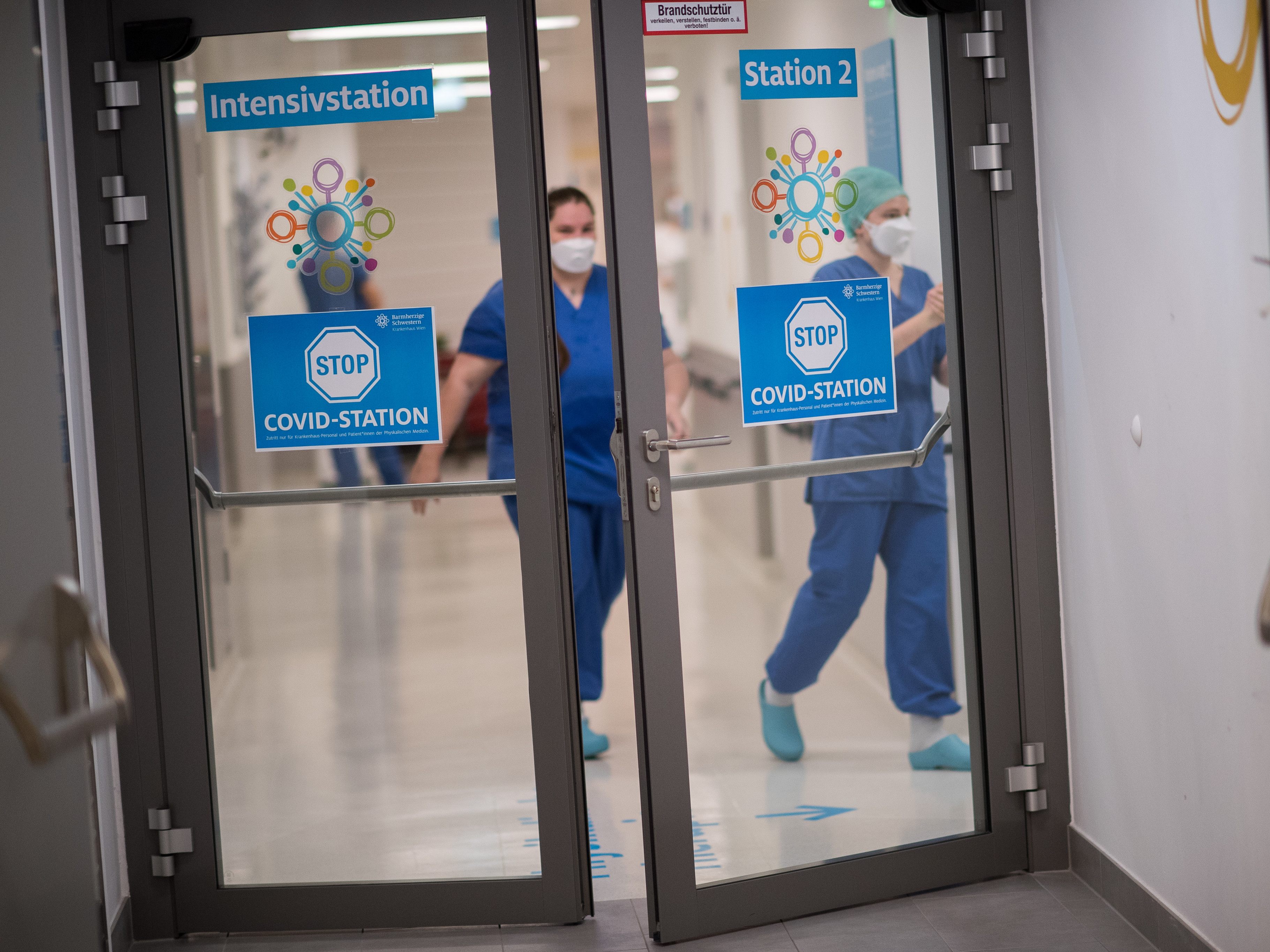 Auf Grund der niedirgen Impfquote müssen erneut Operationen verschoben werden, um Betten für Covid-Patienten freizuhalten. Auf Grund der niedirgen Impfquote müssen erneut Operationen verschoben werden, um Betten für Covid-Patienten freizuhalten.