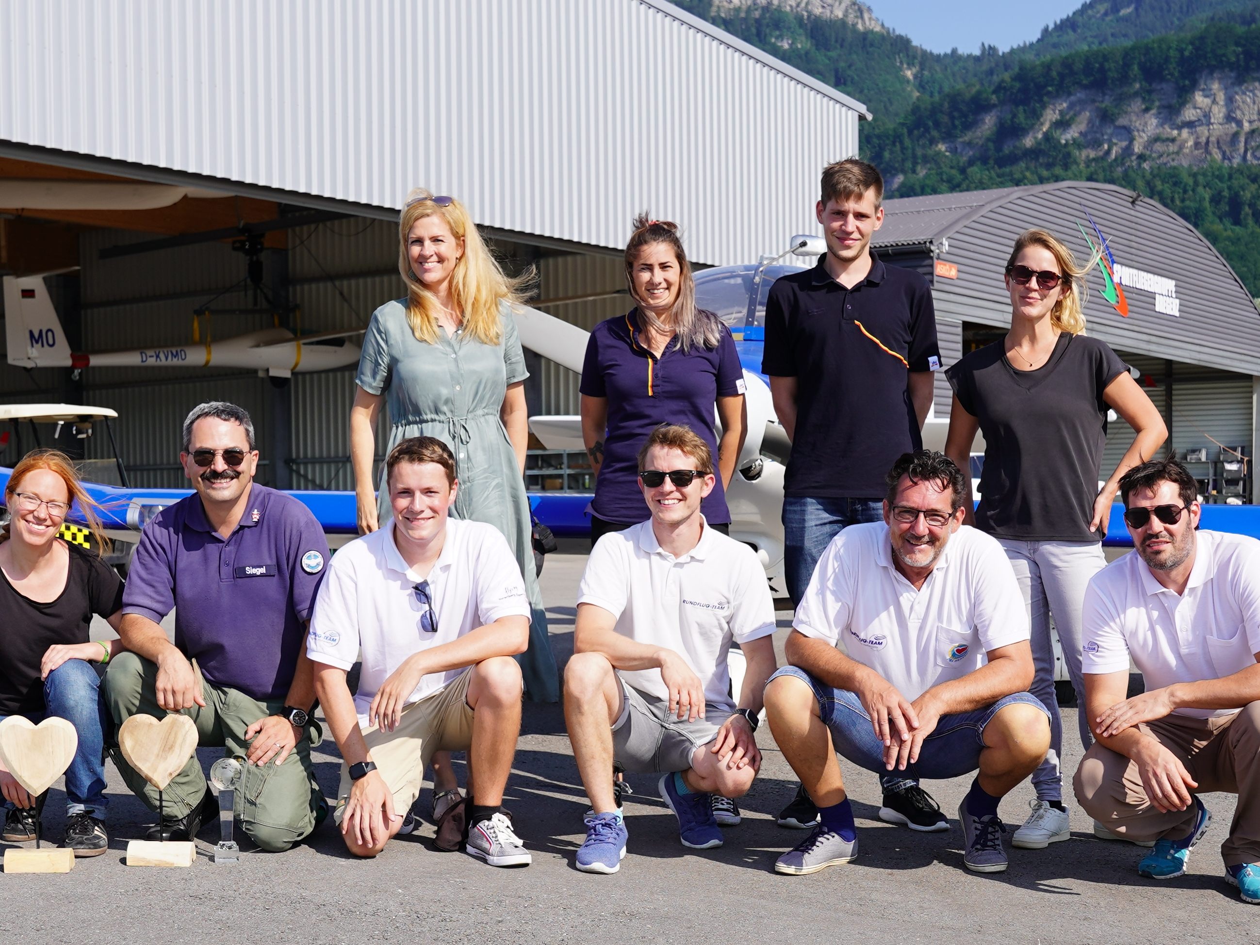 v.li.n.re.: (stehend) DM-PR-Lady Annette Pac (li) aus Salzburg, überzeugte sich mit Filialleiter/In Sebatian Tiefenthaler, Melanie Lorenz und Kamerafrau Veronika Wieser bei den Rundflugteampiloten (knieend) über die Umsetzung der Kinderflugprojekte. v.li.n.re.: (stehend) DM-PR-Lady Annette Pac (li) aus Salzburg, überzeugte sich mit Filialleiter/In Sebatian Tiefenthaler, Melanie Lorenz und Kamerafrau Veronika Wieser bei den Rundflugteampiloten (knieend) über die Umsetzung der Kinderflugprojekte.