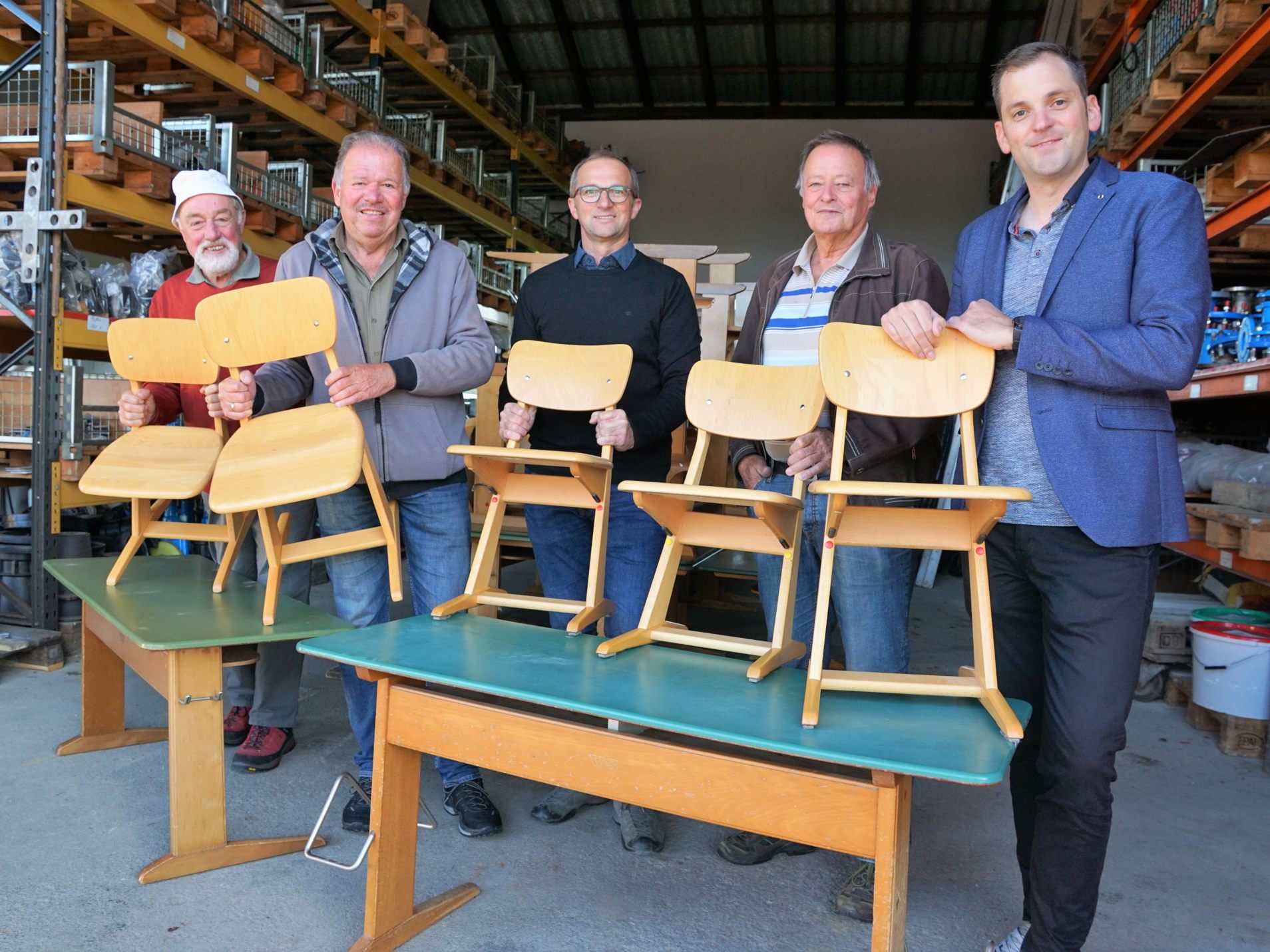 (V.l.n.r.) Eugen & Bernhard Köb, Bauhofleiter Hubert Schreilechner, Wolfgang Blank und Bürgermeister Andreas Kresser bei der Beladungsaktion in Hörbranz