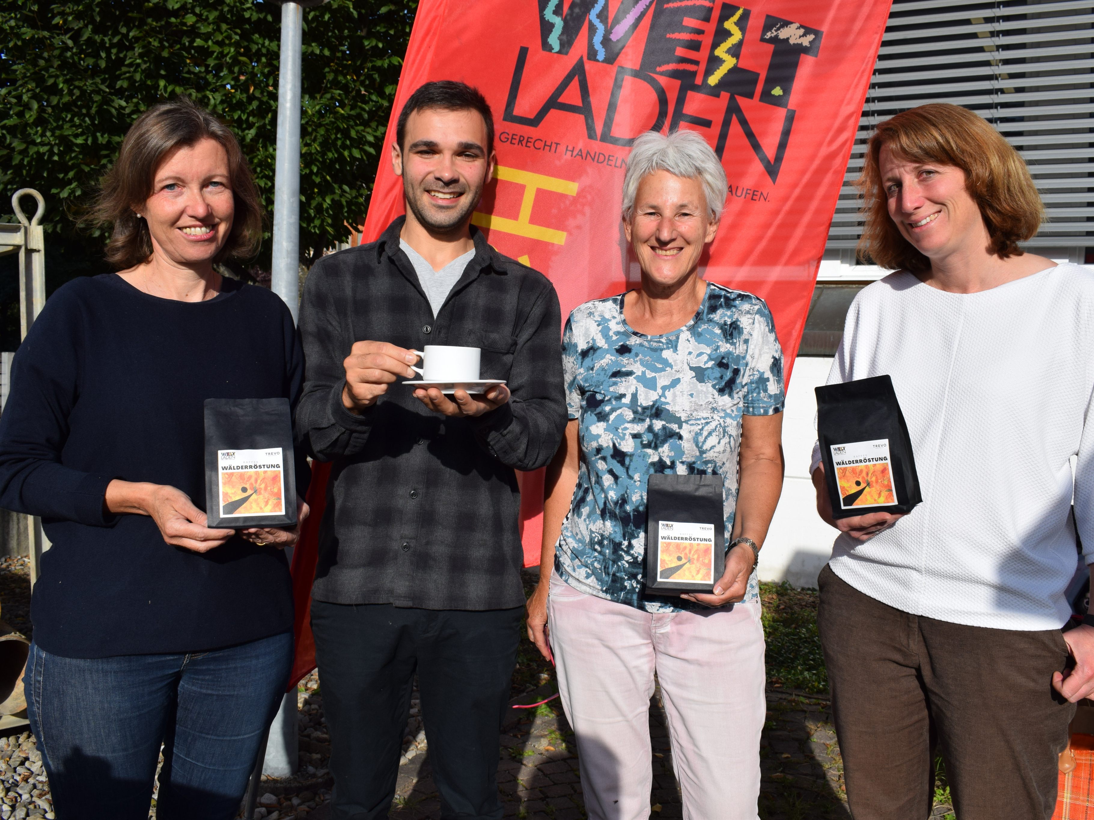 Gertrud Faißt, Andrea Trevian, Edith Troy und Carmen Willi präsentieren beim Wochenmarkt in Egg den neuen Kaffee. Gertrud Faißt, Andrea Trevian, Edith Troy und Carmen Willi präsentieren beim Wochenmarkt in Egg den neuen Kaffee.