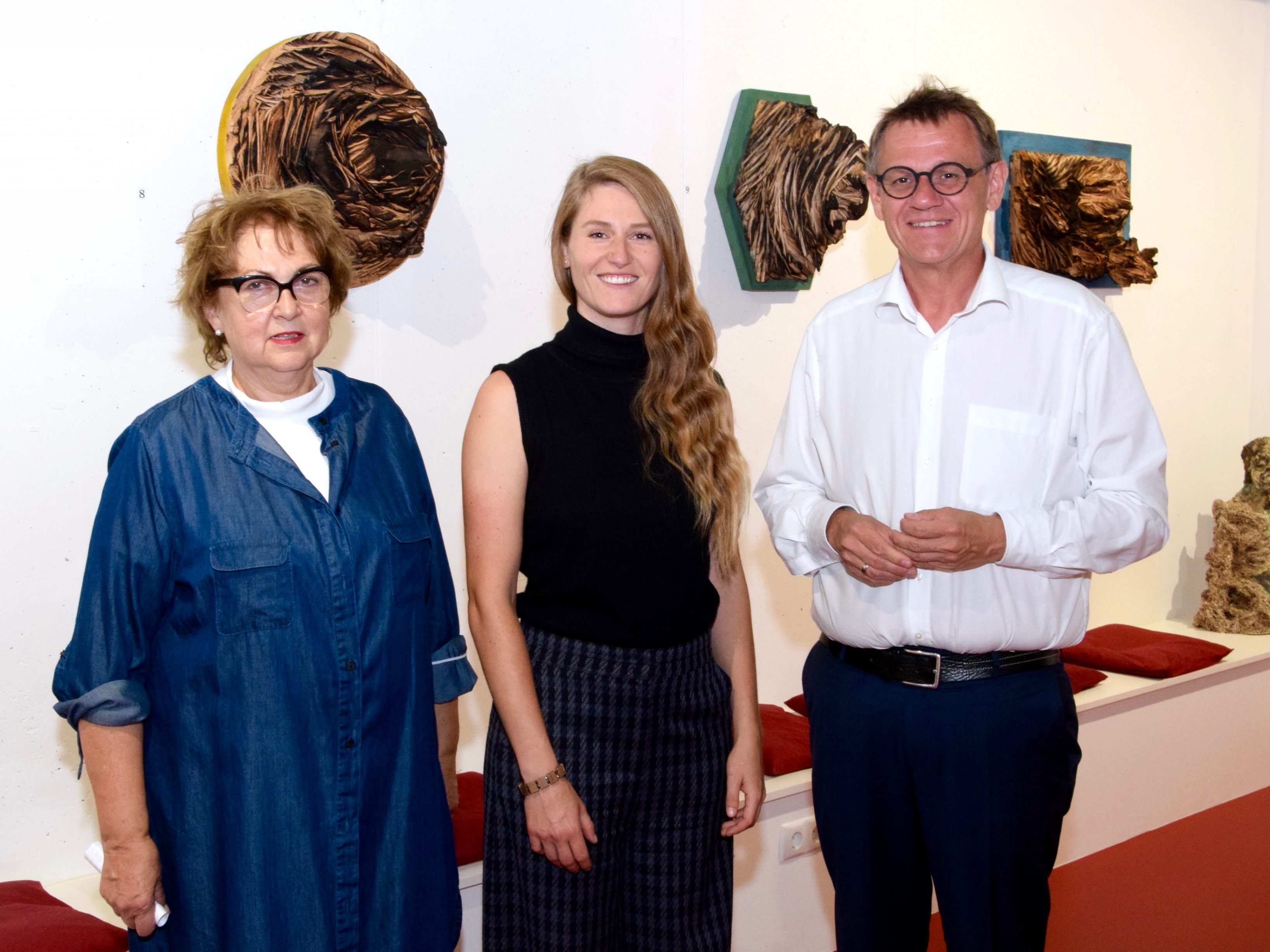 Galeristin Sigi Fritsche (Kukuphi) und Martina Gantschnig, die Partnerin des ausstellenden Künstlers Victor Mangeng, begrüßten in der Ausstellung auch den Landtagsabgeordneten Christoph Thoma.