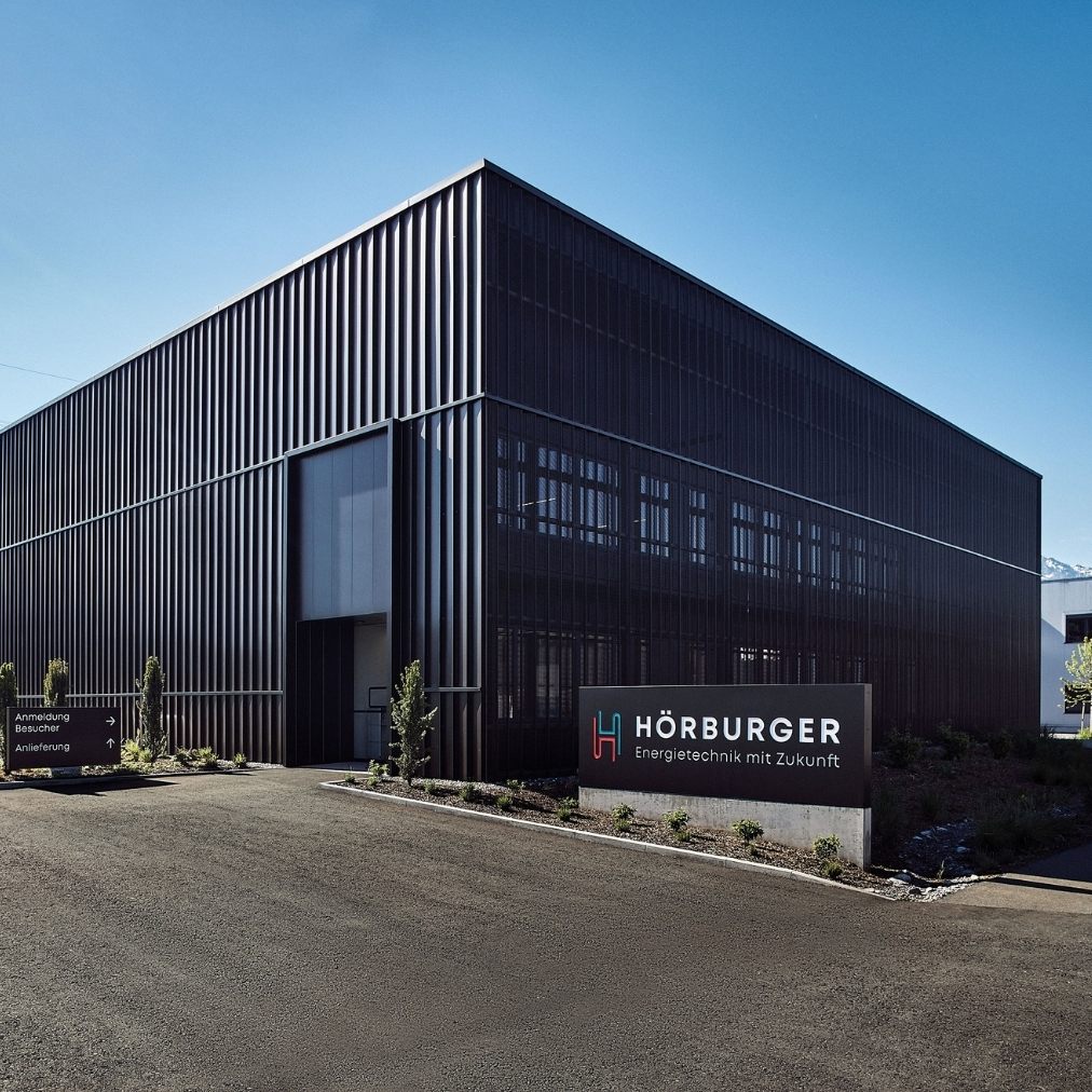Hörburger Energietechnik investierte rund vier Millionen Euro in die neue Produktionshalle am Römergrund in Rankweil. Dort stellt das Unternehmen Luftkanäle und weitere Komponenten der Luft- und Klimatechnik her.