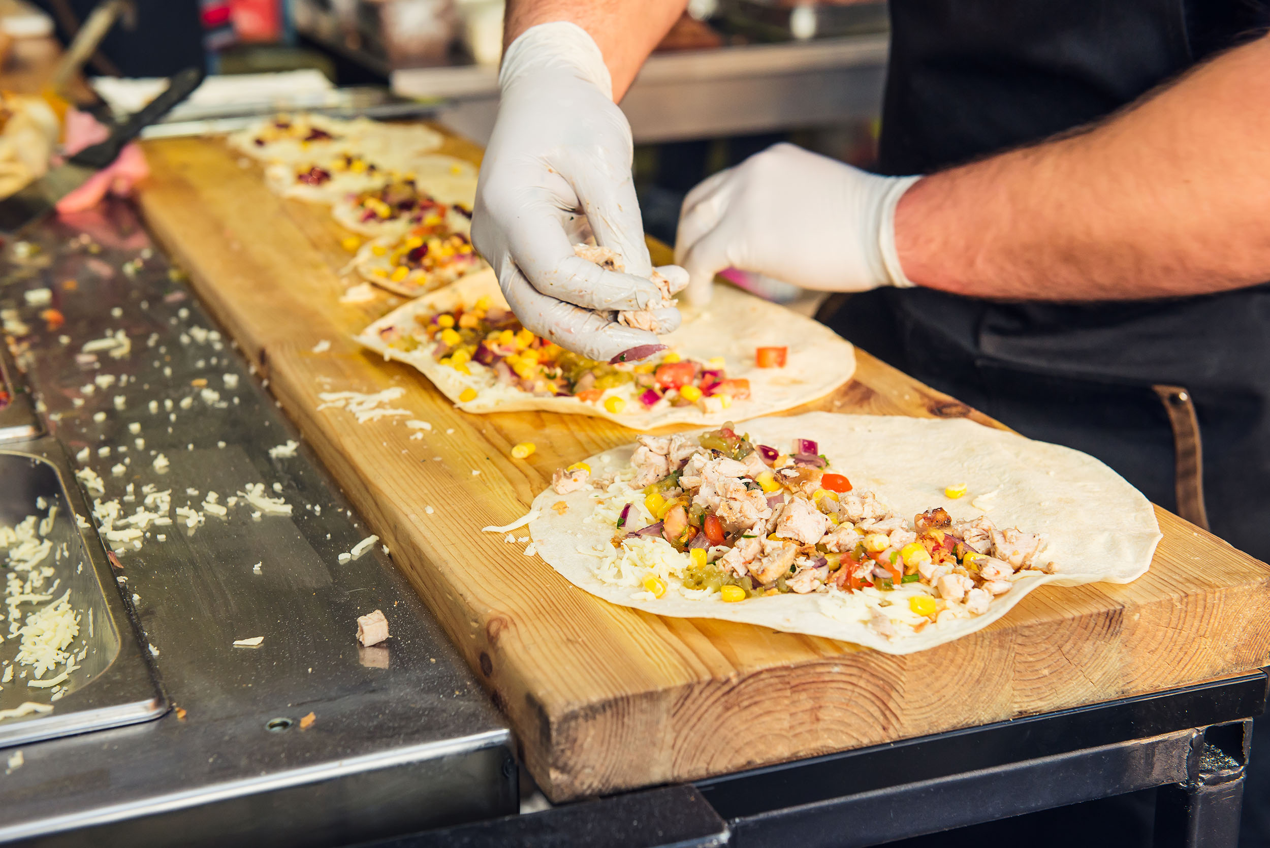 Die exotischen Leckereien werden beim European Street Food Festival 2021 frisch vor Ort zubereitet.