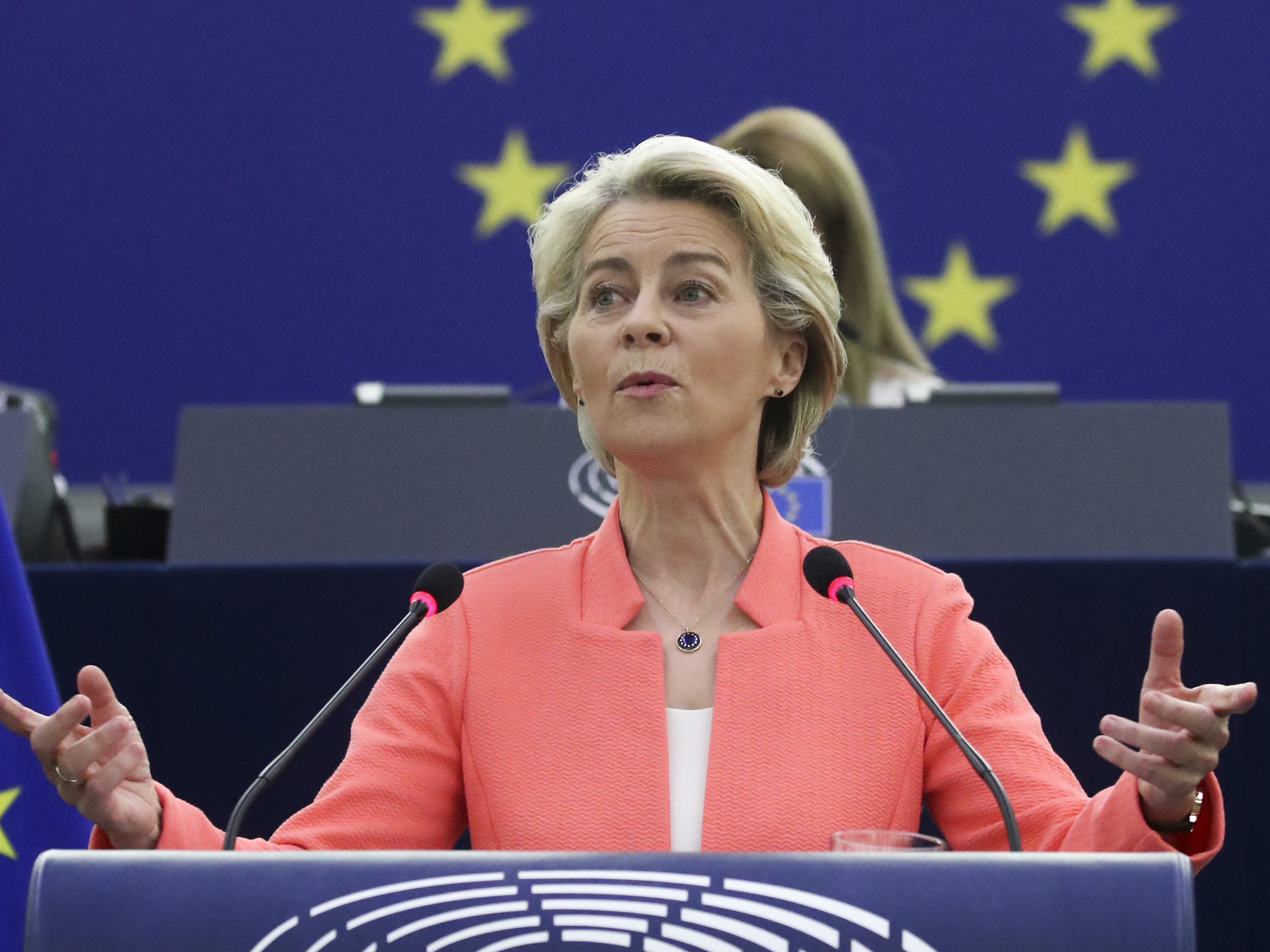 EU-Kommissionspräsidentin Ursula von der Leyen erklärte am Mittwoch, dass die EU weitere 200 Corona-Impfdosen an ärmere Länder spenden wolle. EU-Kommissionspräsidentin Ursula von der Leyen erklärte am Mittwoch, dass die EU weitere 200 Corona-Impfdosen an ärmere Länder spenden wolle.