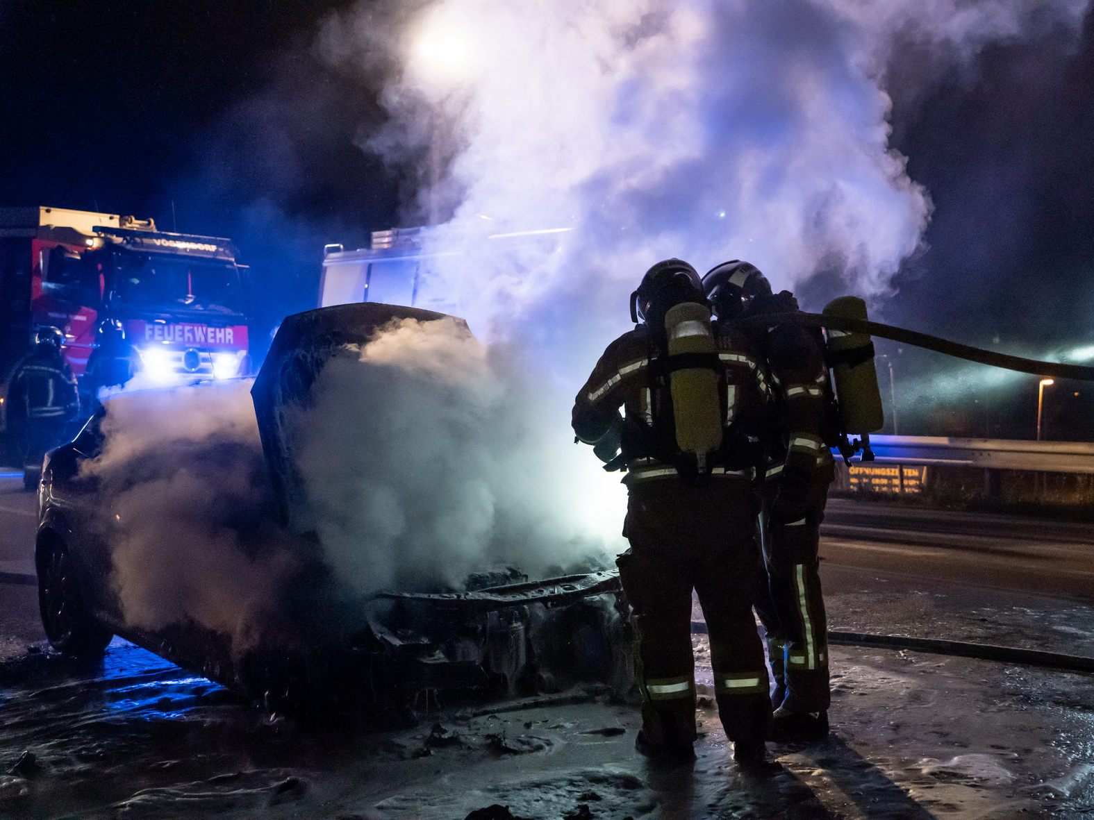 Am Donnerstagabend stand ein PKW auf der SCS-Brücke in Vollbrand.