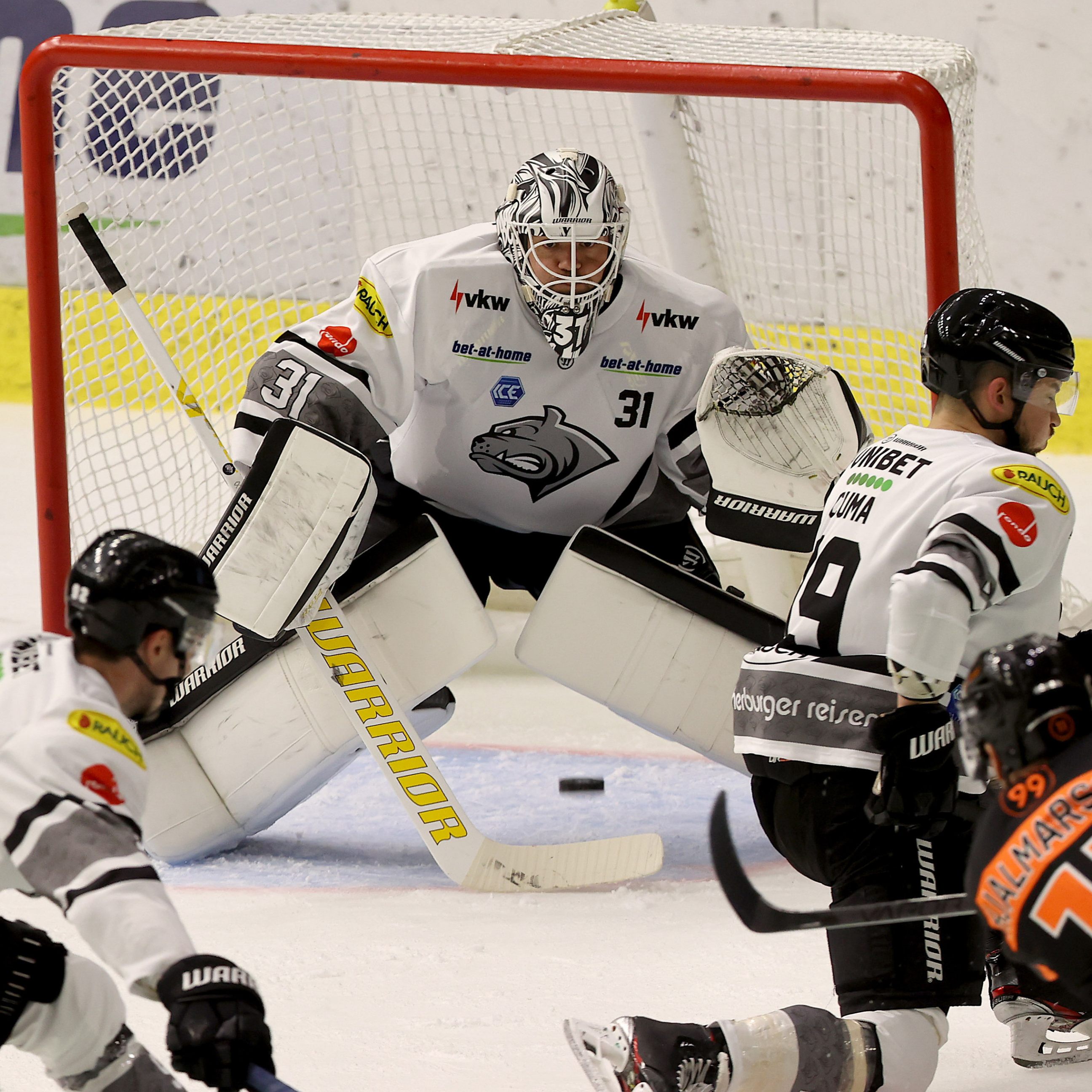 David Madlener bekam gleich im ersten Spiel viel zu tun.
