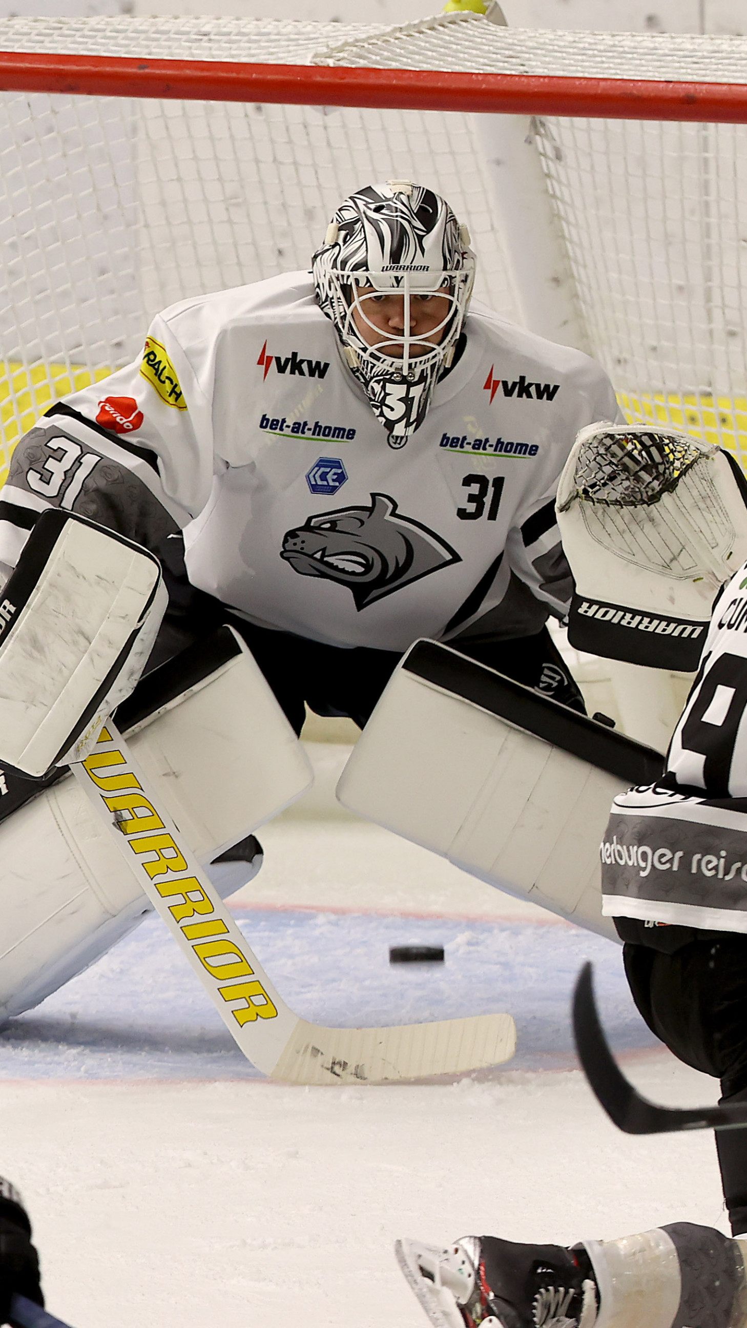 David Madlener bekam gleich im ersten Spiel viel zu tun.